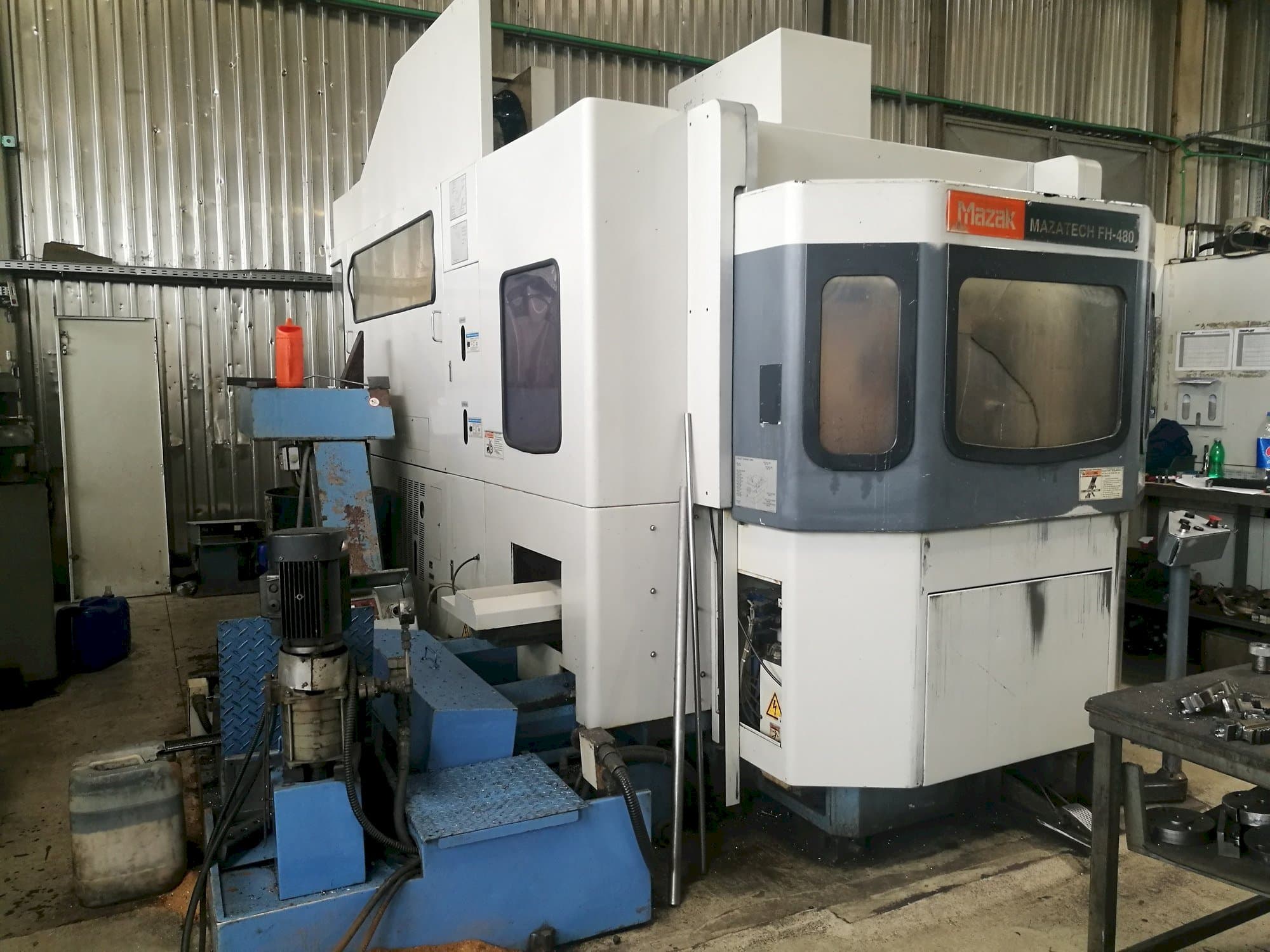 Koneen  Mazak FH-480 vasemman sivun näkymä