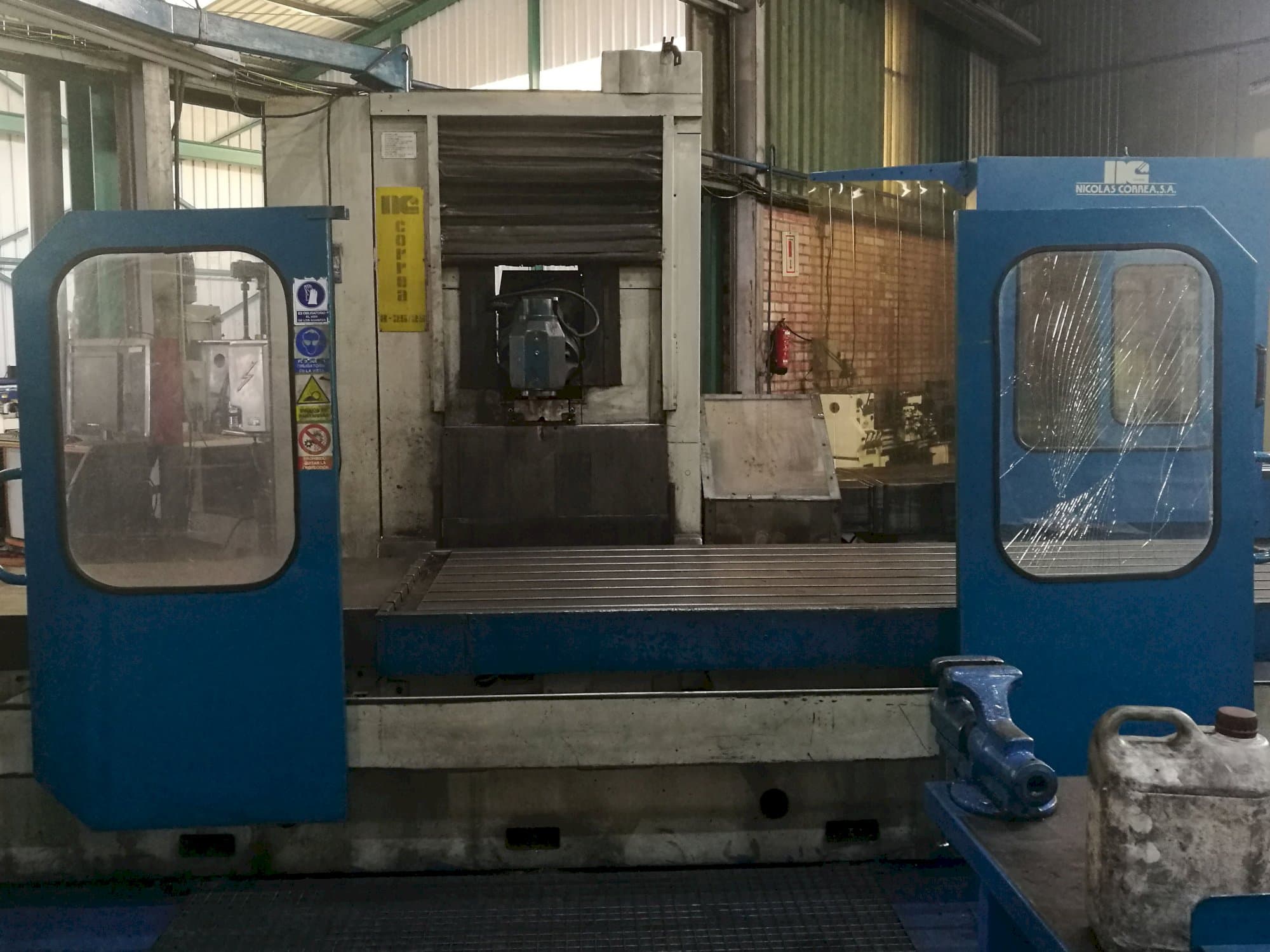 Koneen Correa etunäkymä A25-25