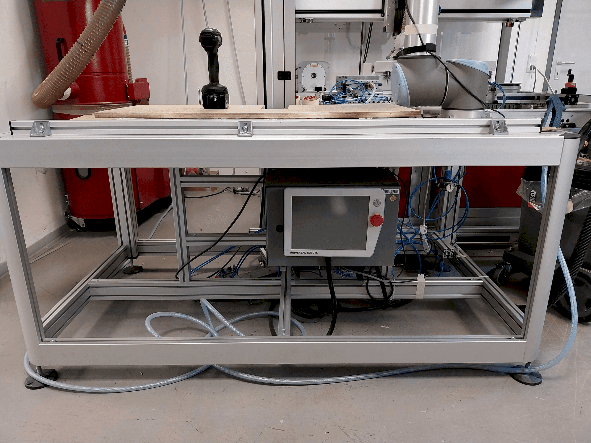 Koneen  Universal Robots UR10 CB etunäkymä