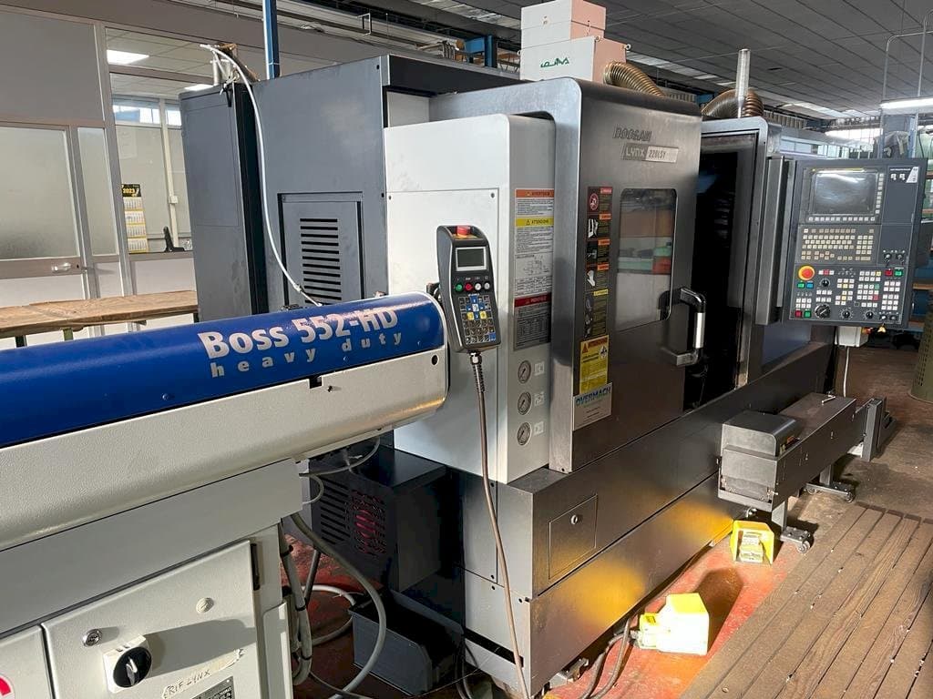 Koneen  Doosan LYNX 220LSY etunäkymä