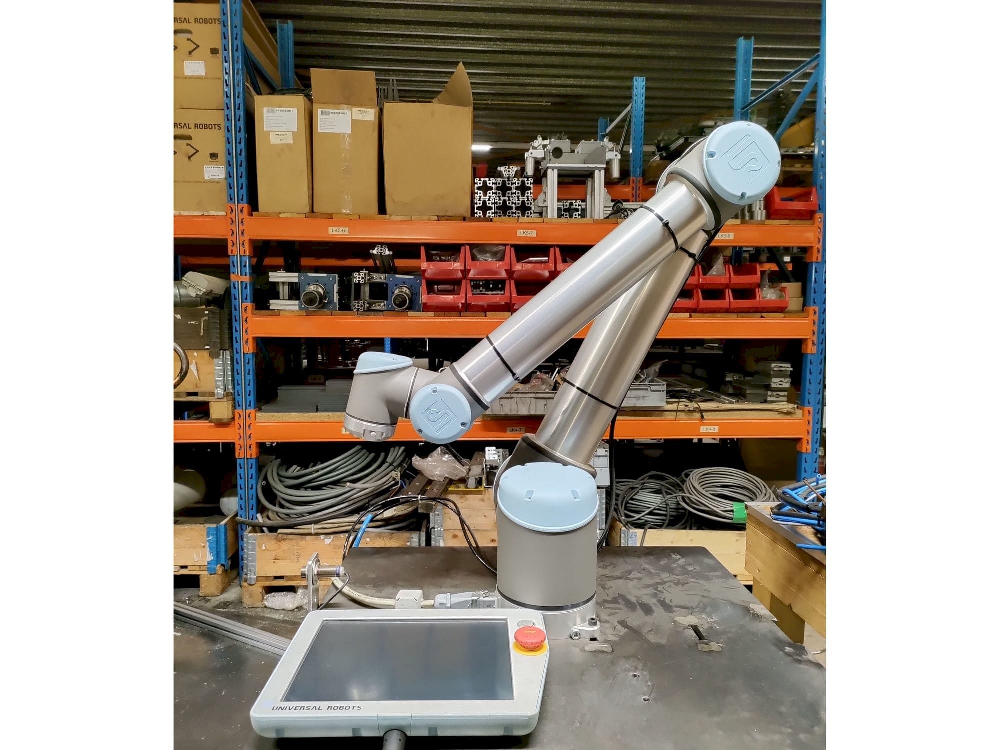 Koneen  Universal Robots UR10 etunäkymä