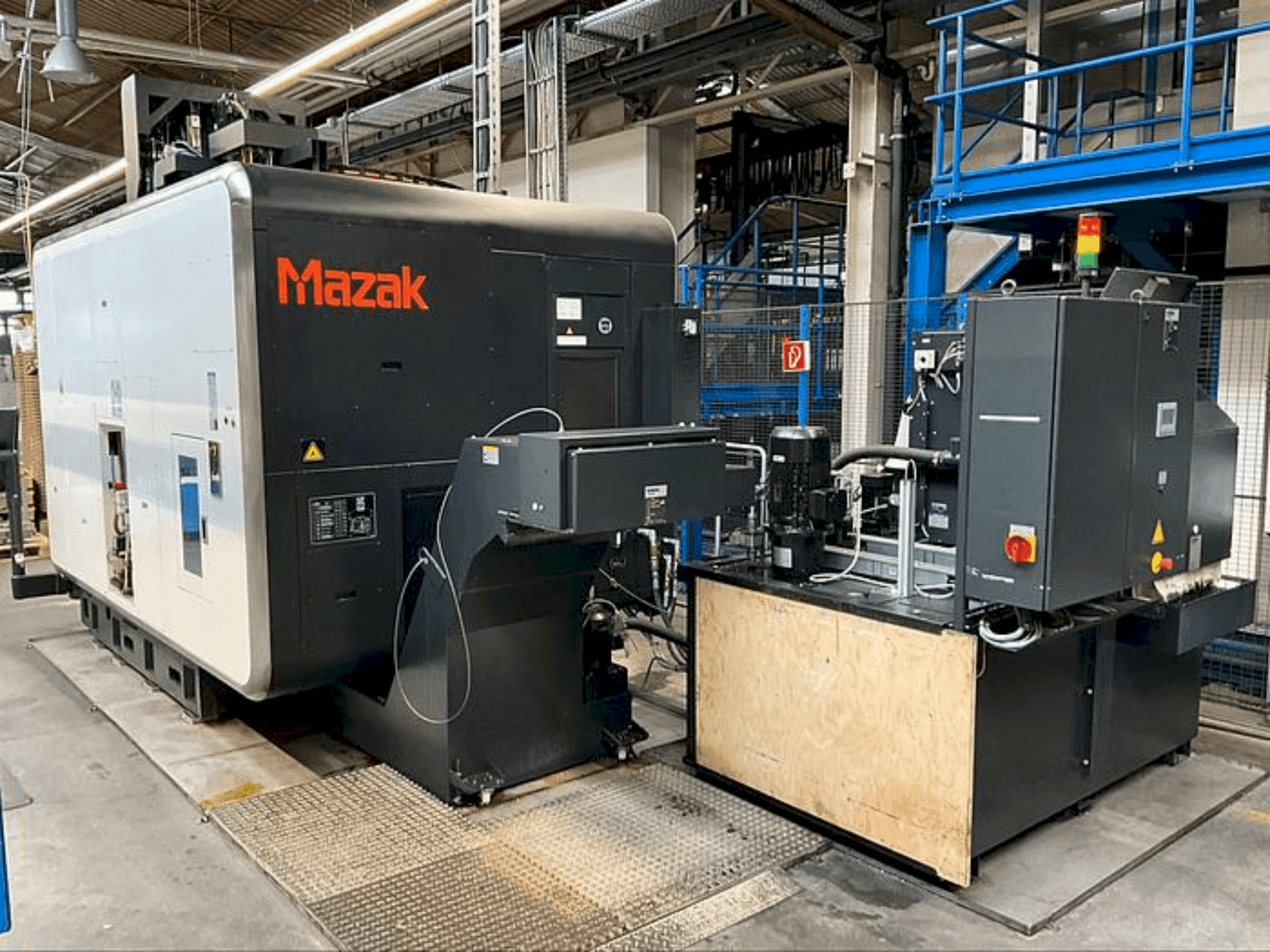 Koneen  Mazak VARIAXIS i-700 etunäkymä