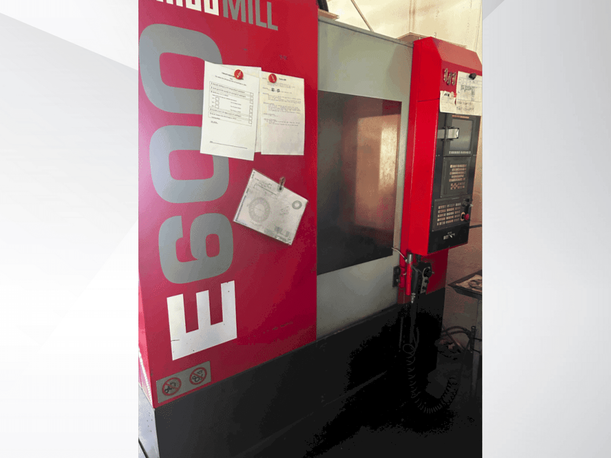 Koneen  EMCO E600 etunäkymä