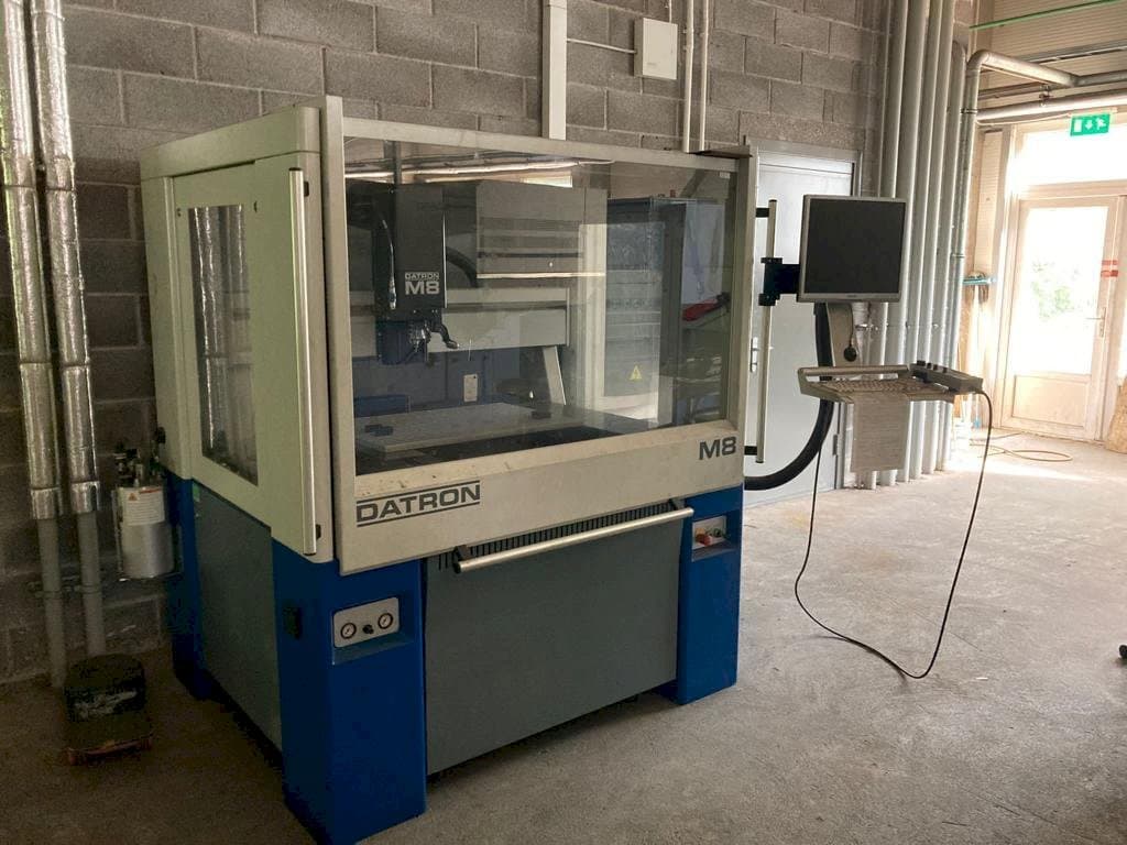 Koneen  Datron M8A etunäkymä