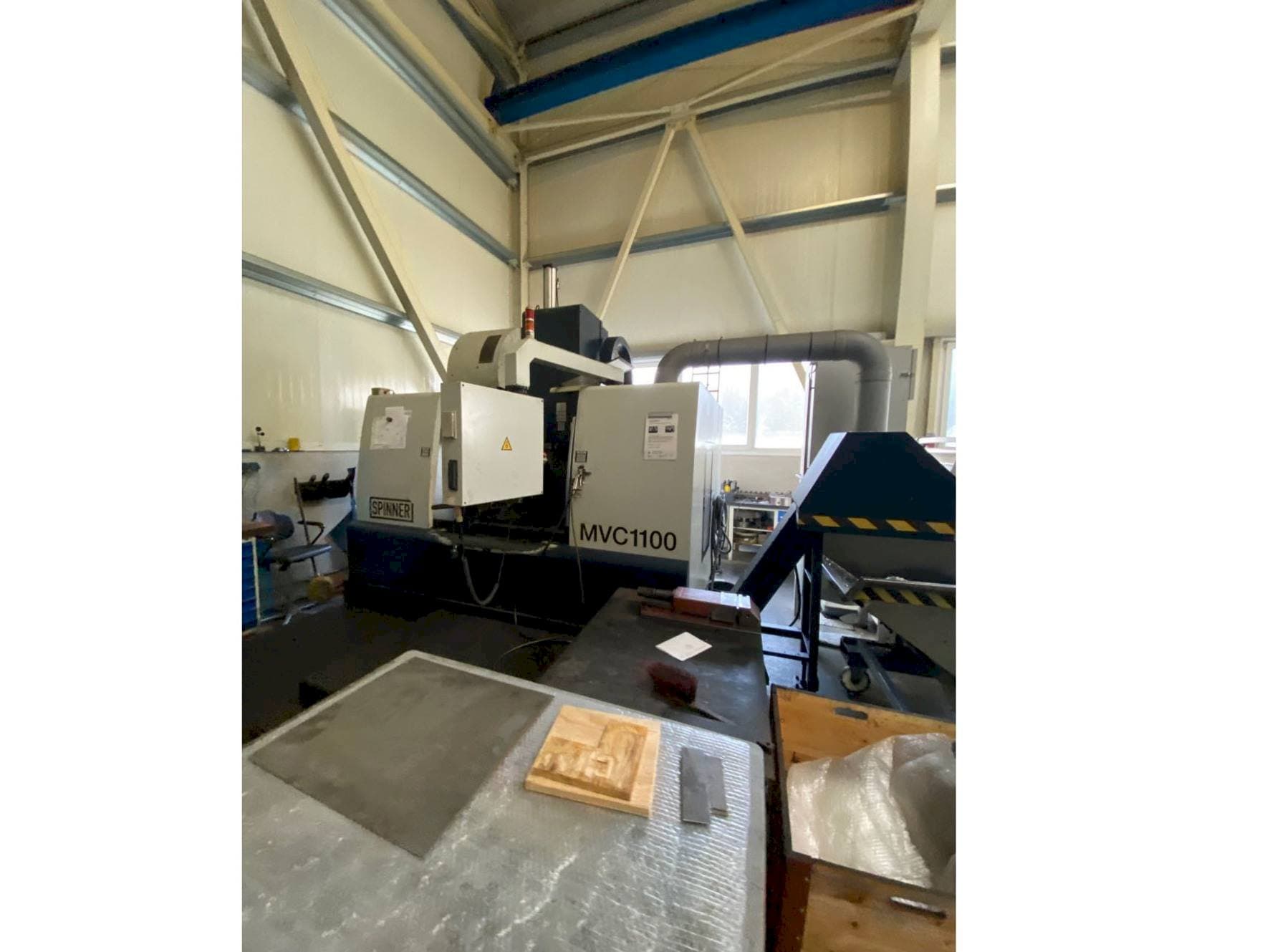 Koneen  SPINNER MVC 1100 B etunäkymä