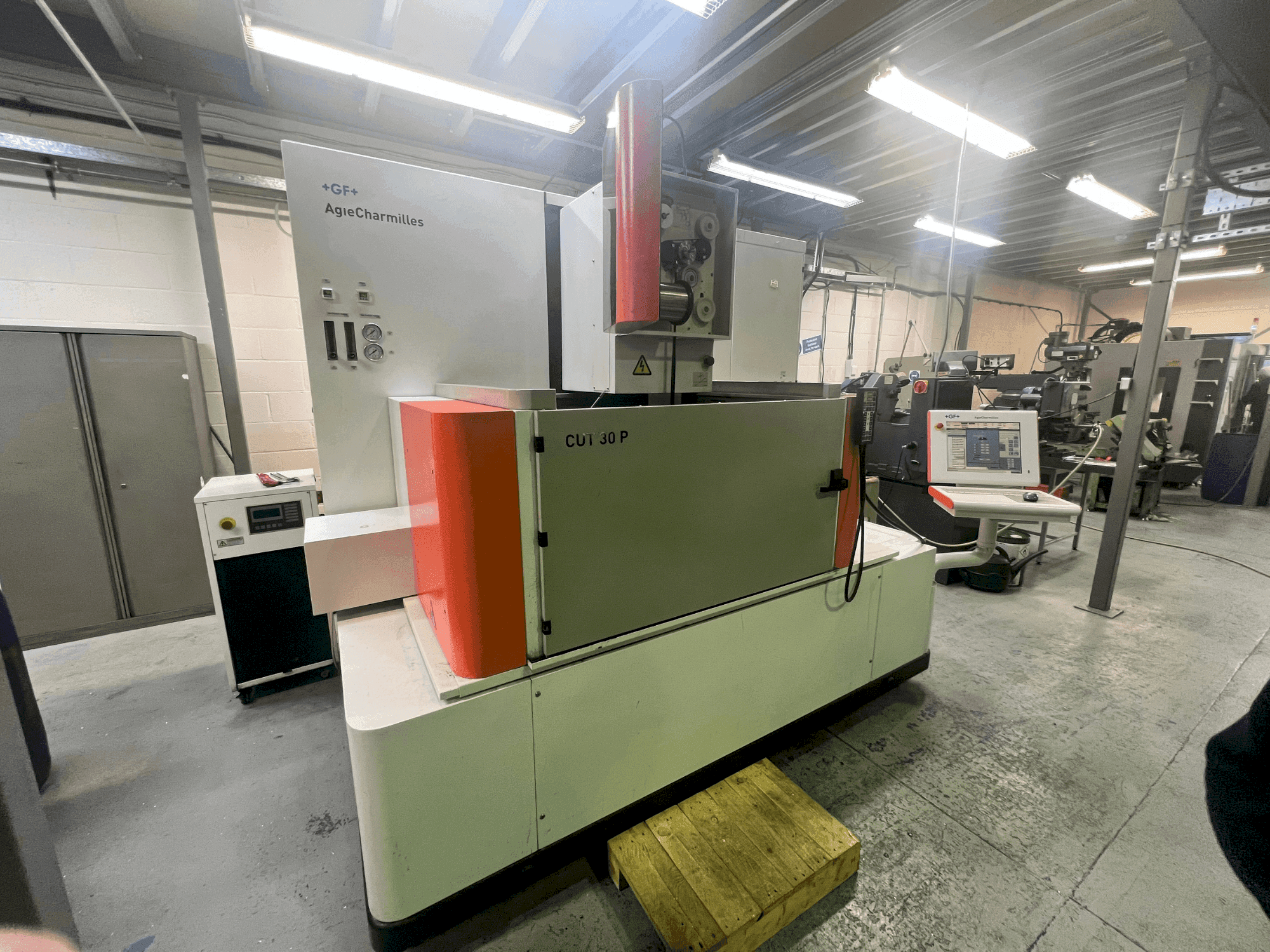 Koneen  AgieCharmilles CUT 30P etunäkymä