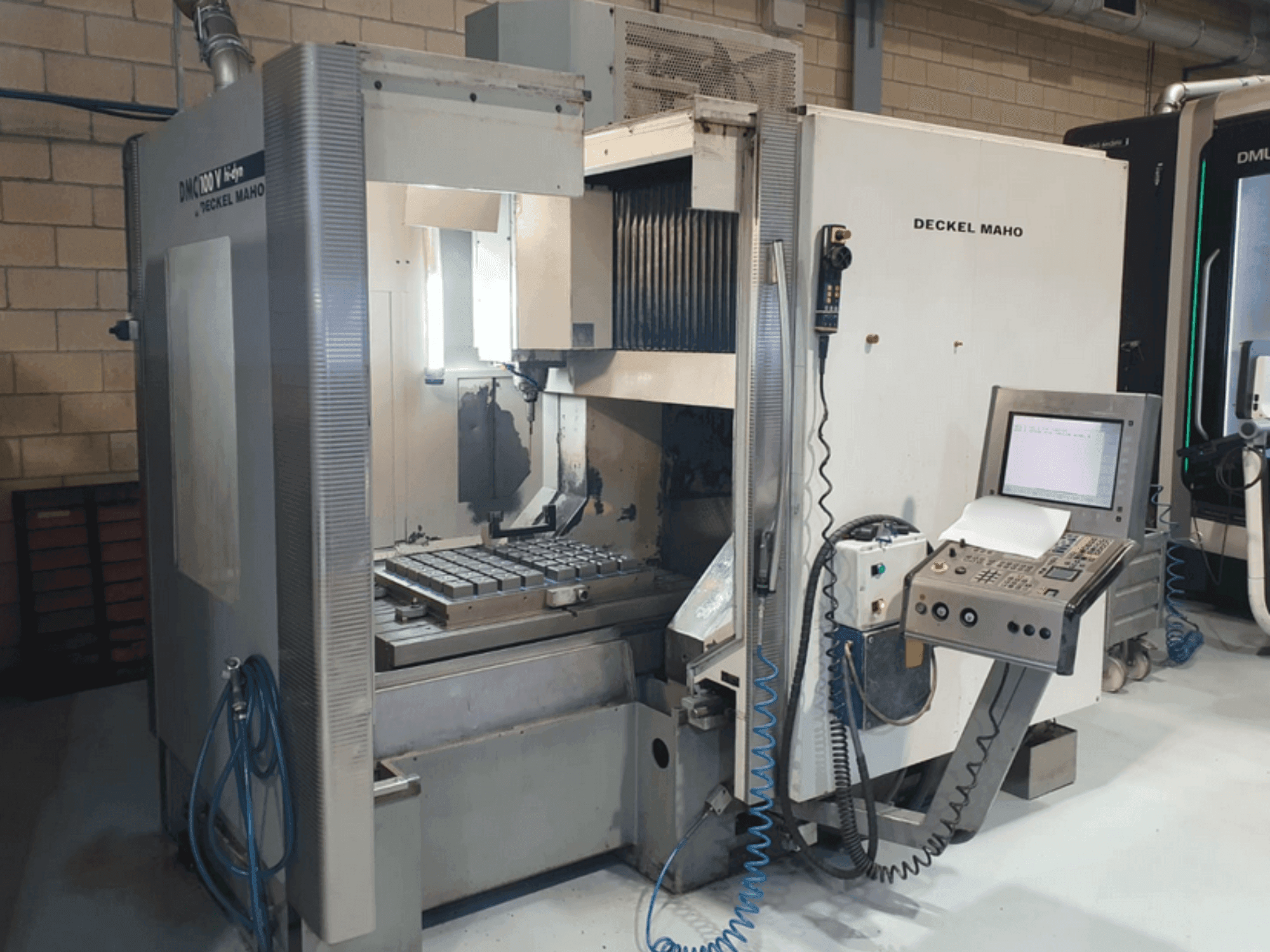 Koneen  DECKEL MAHO DMC 100V hi-dyn etunäkymä