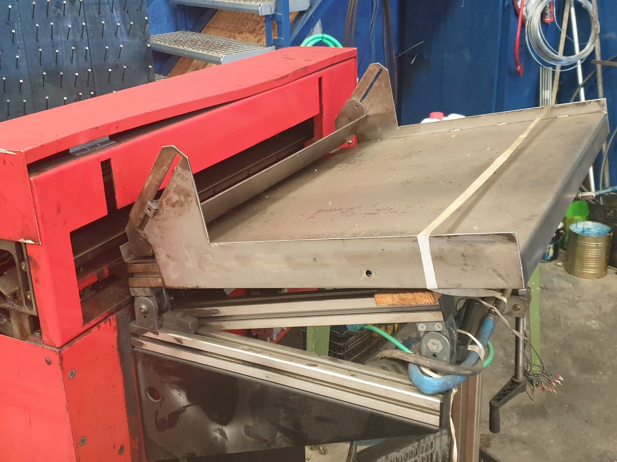 Koneen  EMCO LM 800 vasemman sivun näkymä