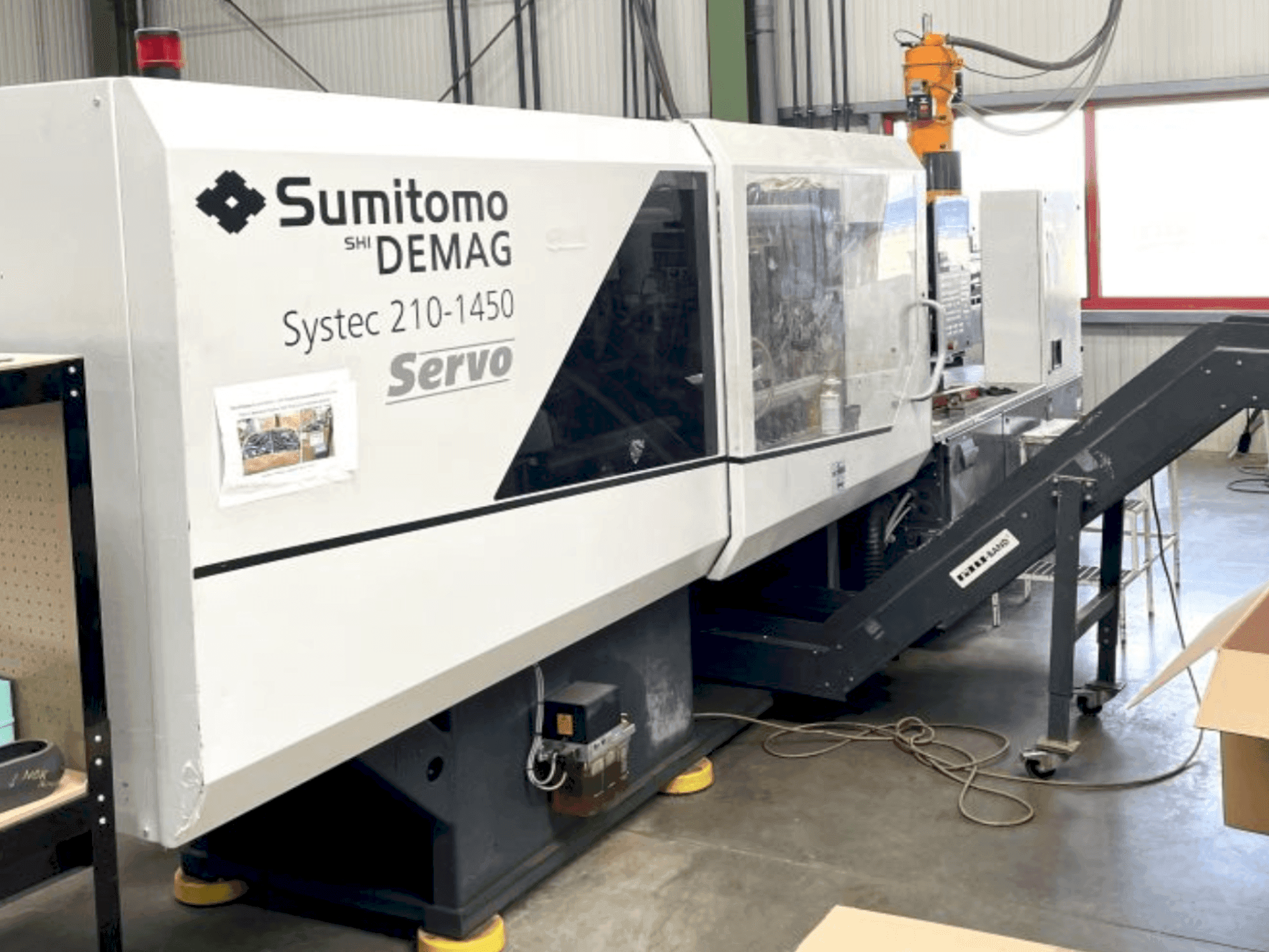 Koneen  DEMAG System 210-1450 etunäkymä