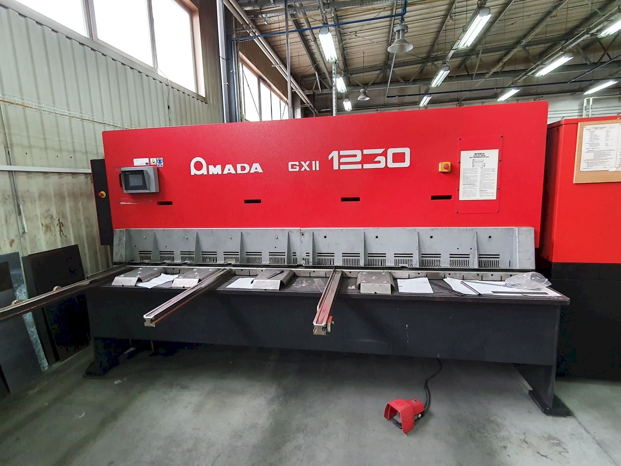 Koneen  AMADA GX II 1230 etunäkymä