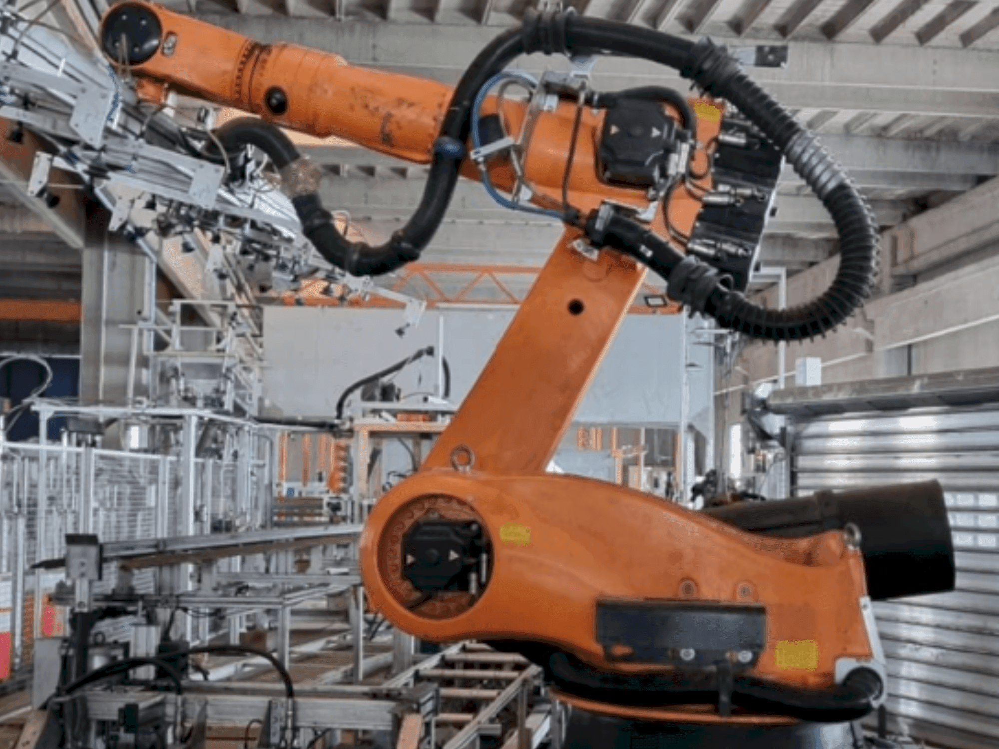 Koneen  KUKA KR 210 L150-2 etunäkymä
