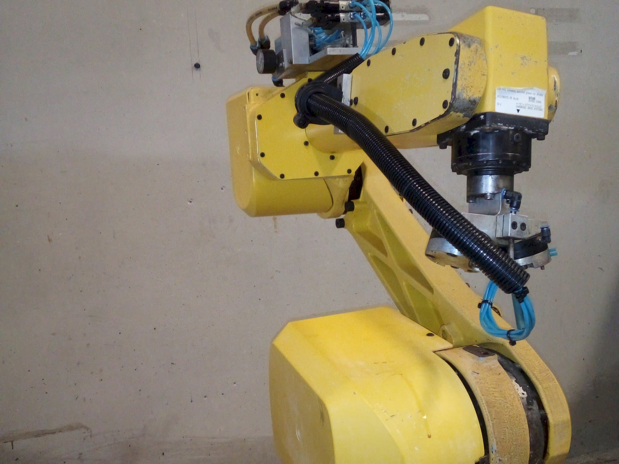 Koneen  FANUC M-6iB etunäkymä