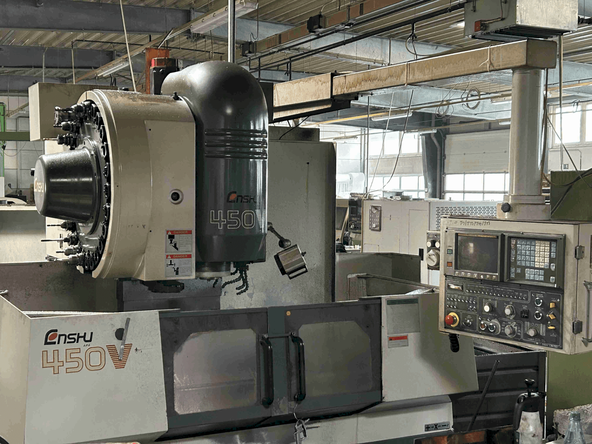 Koneen  Enshu 450 V etunäkymä