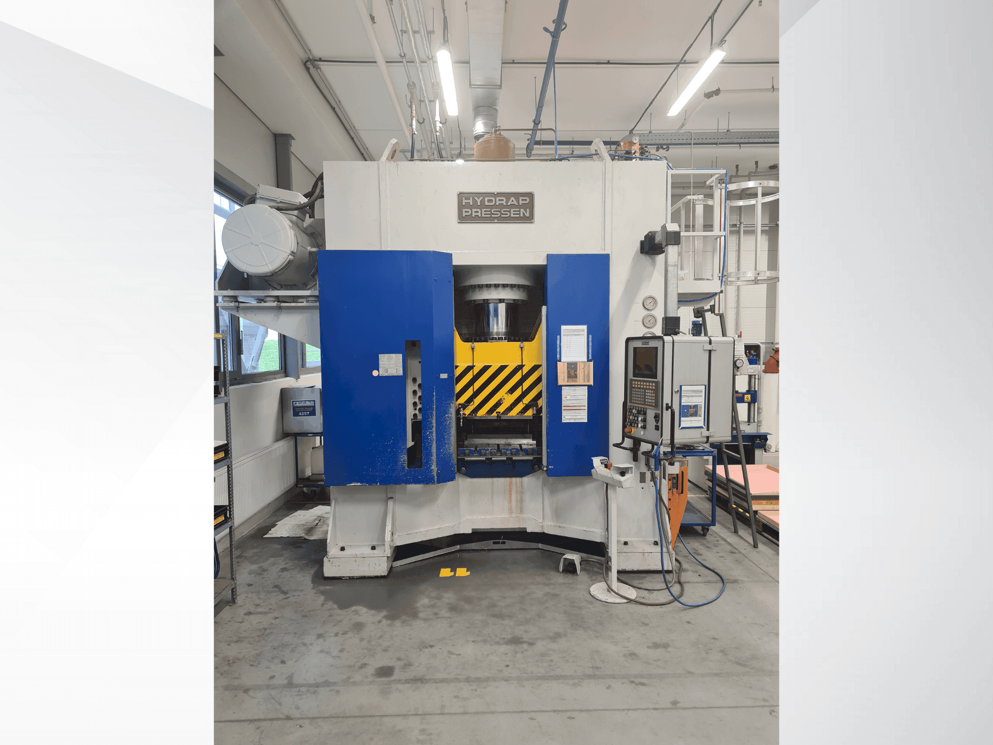 Koneen  HYDRAP HPDB 400 etunäkymä