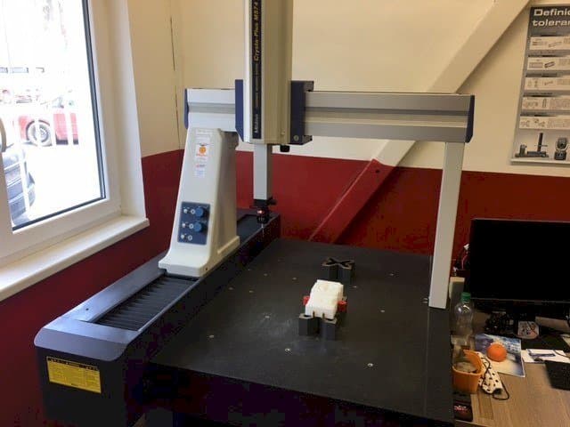 Koneen  Mitutoyo Crysta-Plus M 574 etunäkymä