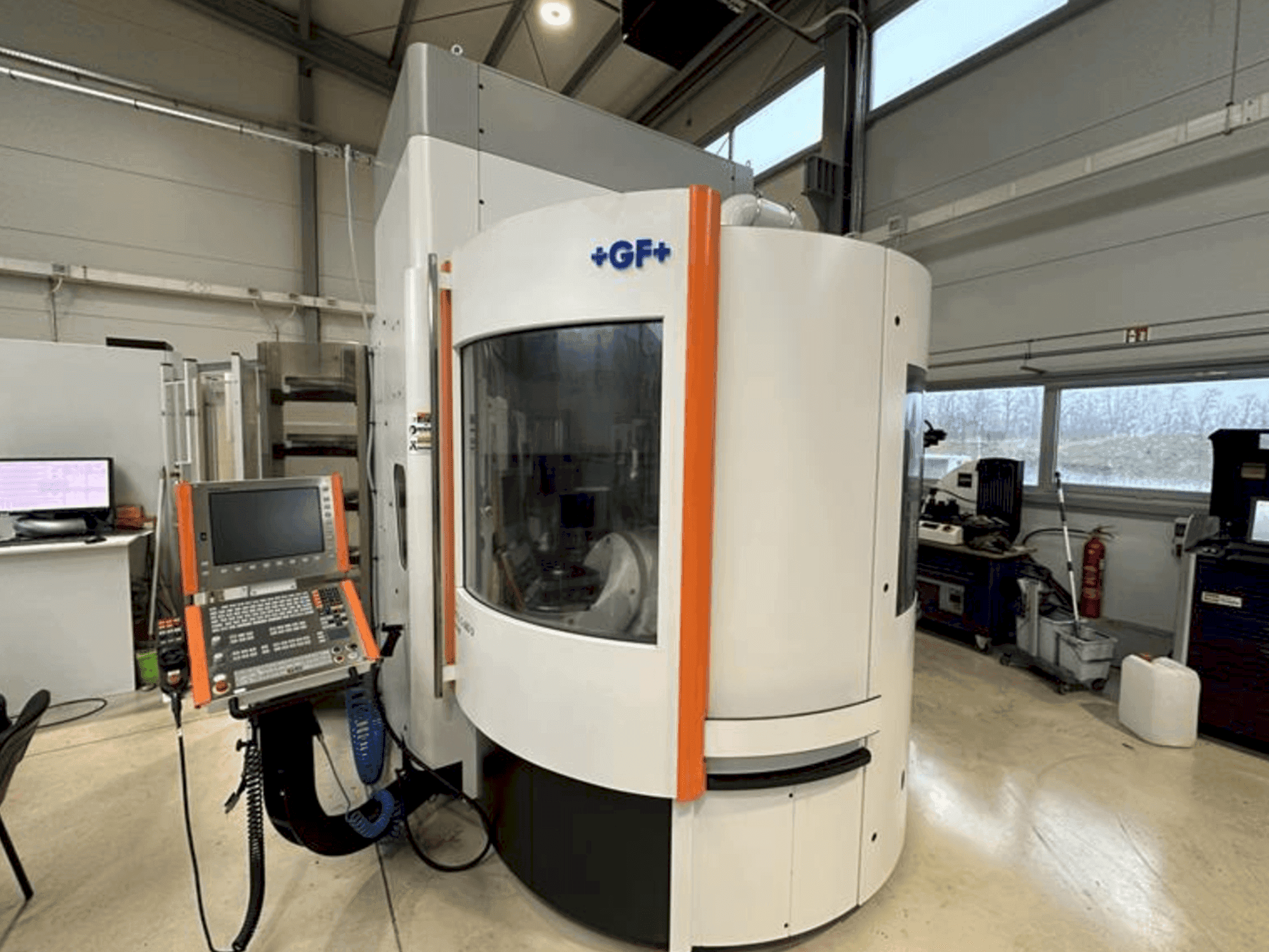 Koneen  MIKRON Mill S 600 U etunäkymä