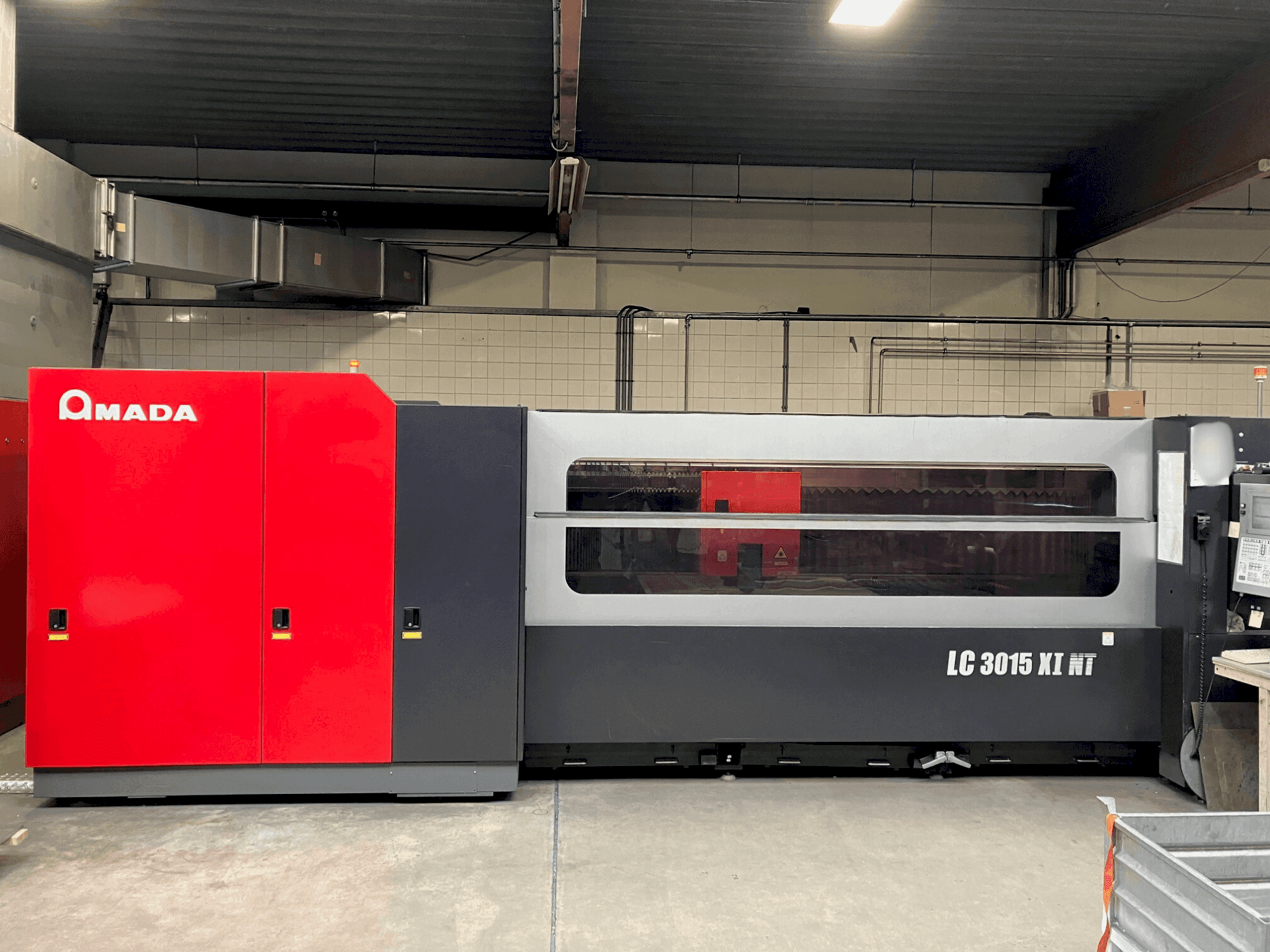 Koneen  AMADA LC3015X1NT 4kW Co2 etunäkymä