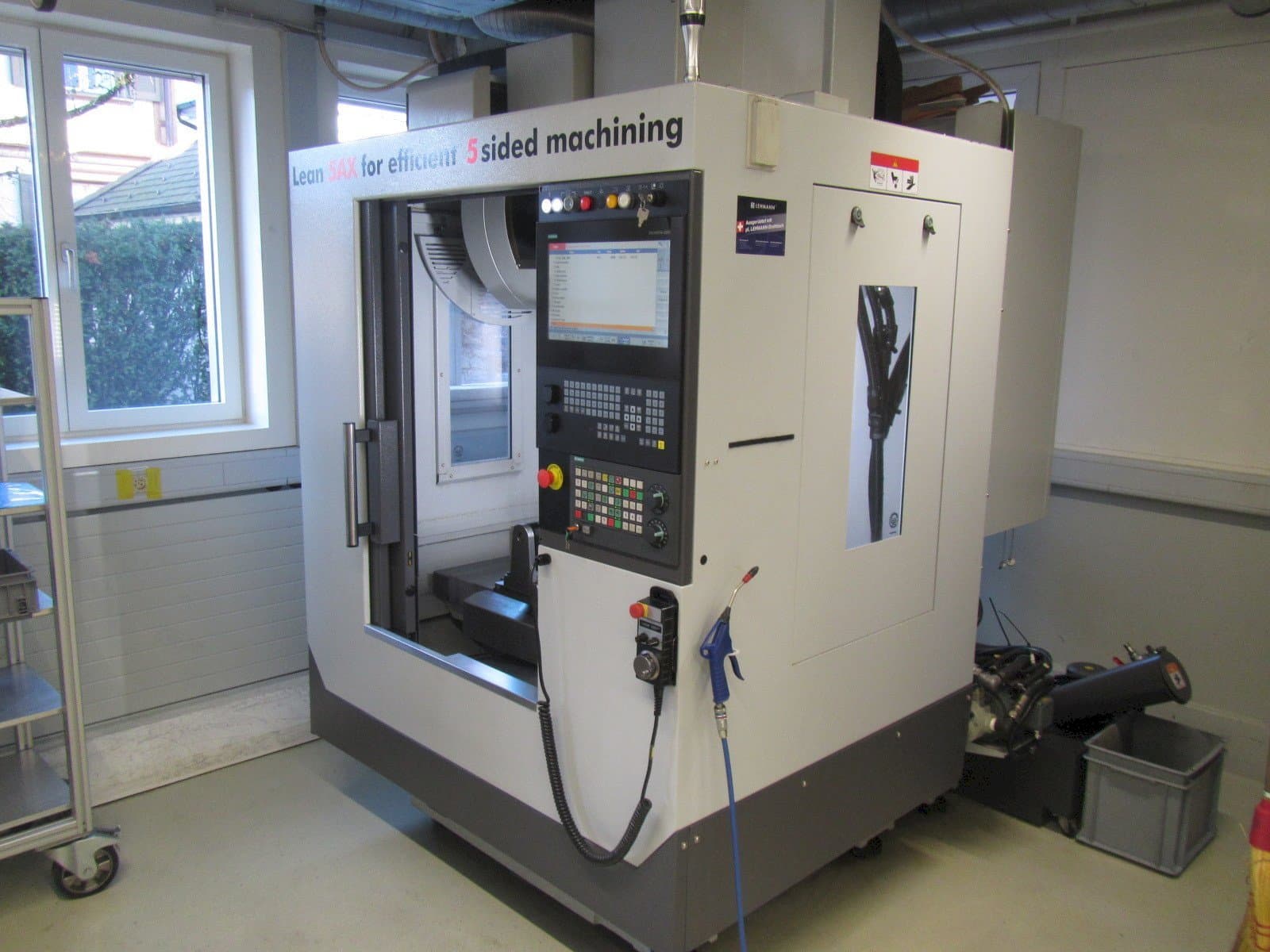 Koneen  HARDINGE V480 etunäkymä