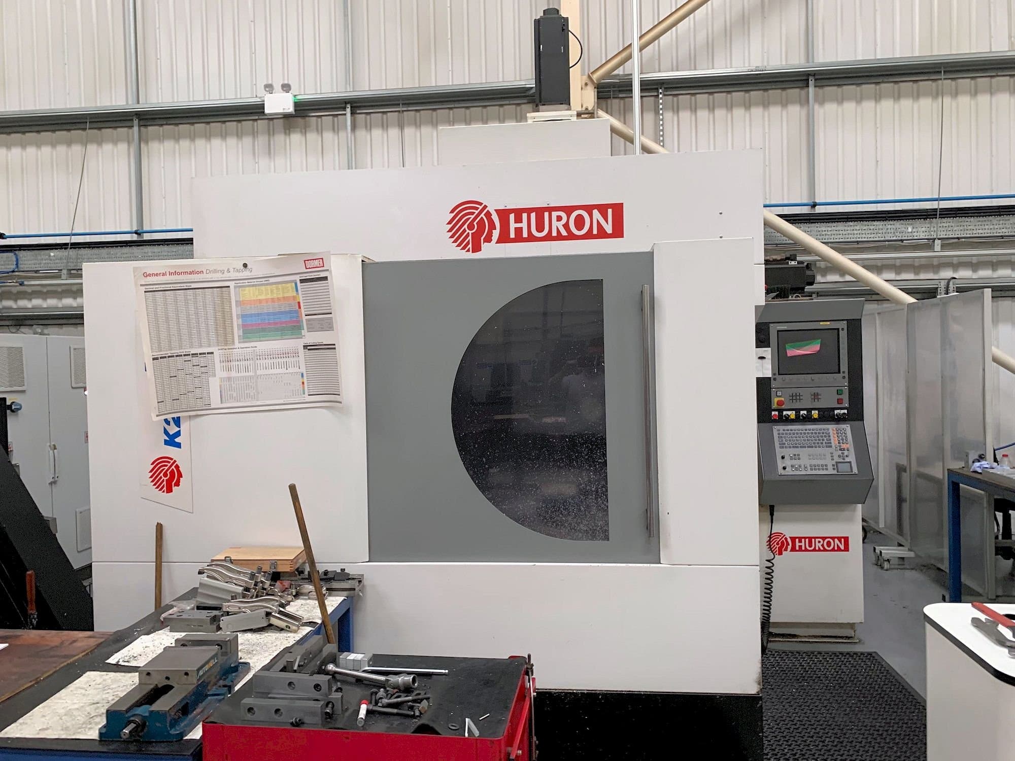 Koneen  Hurco K2X 10 etunäkymä