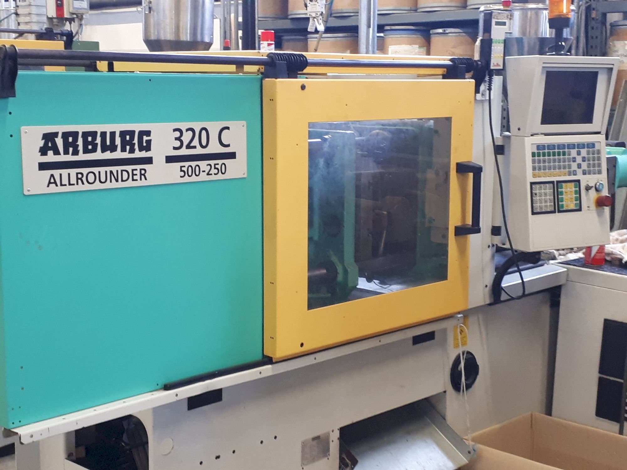 Koneen  Arburg 320c 500-250 etunäkymä