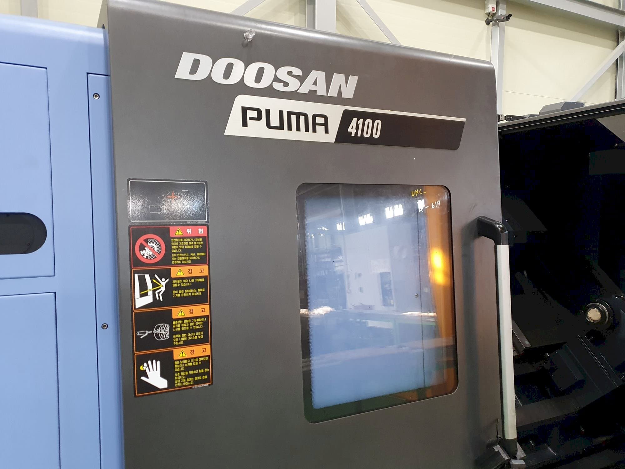 Koneen  Doosan PUMA 4100B etunäkymä