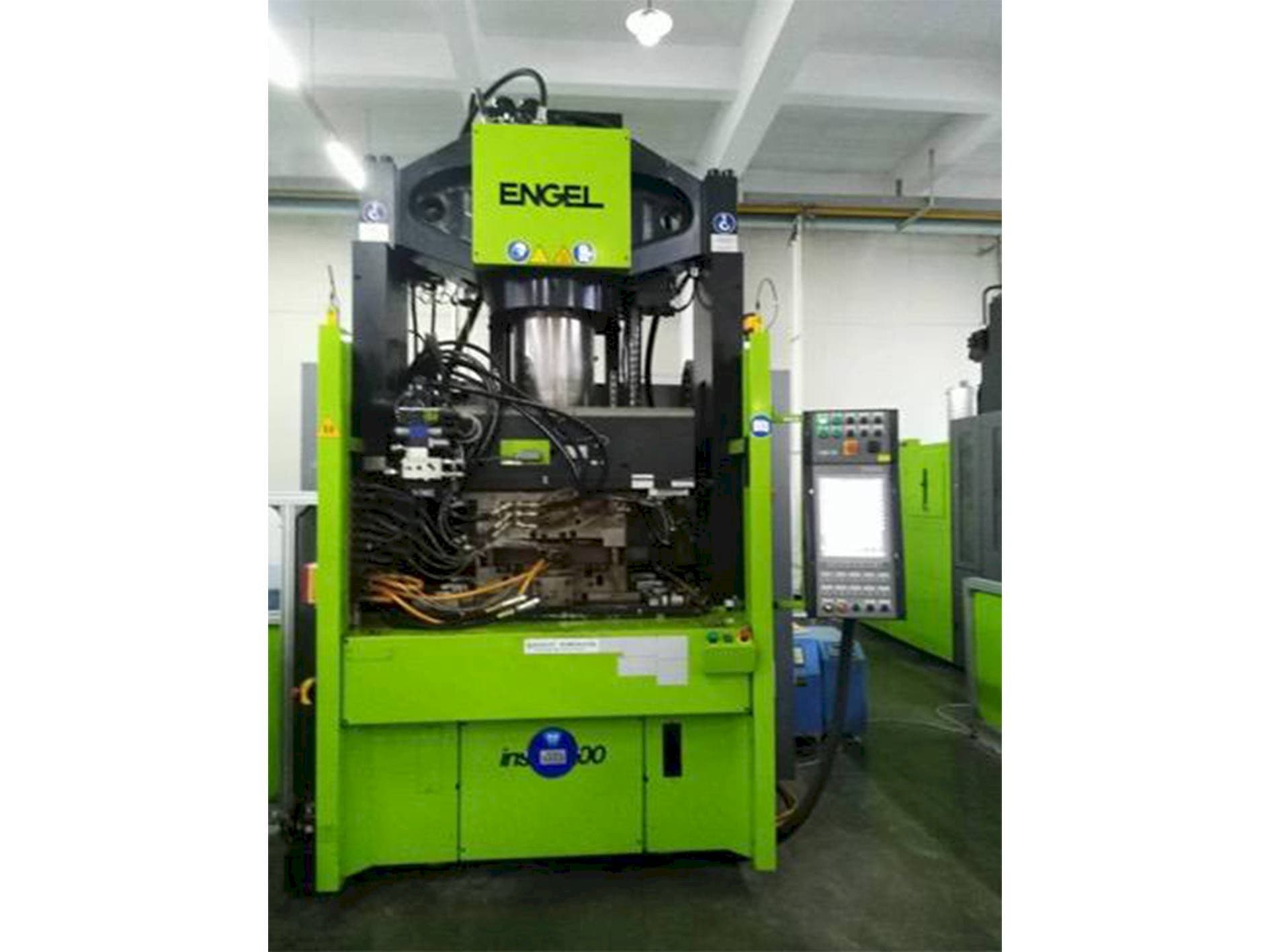 Koneen  ENGEL insert 2550H/200 with MuCell etunäkymä