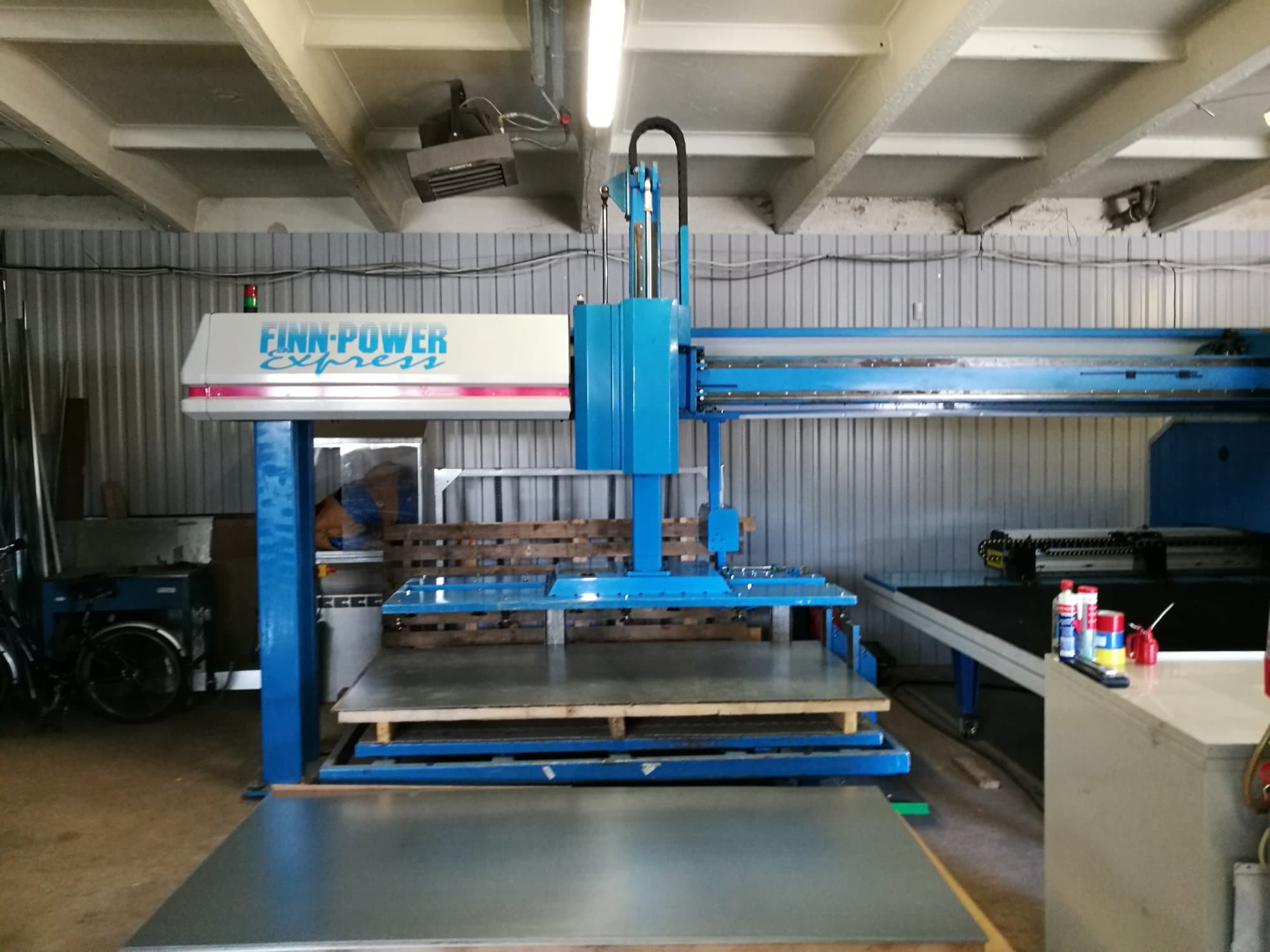 Koneen  Finn-Power etunäkymä A5-20 SB