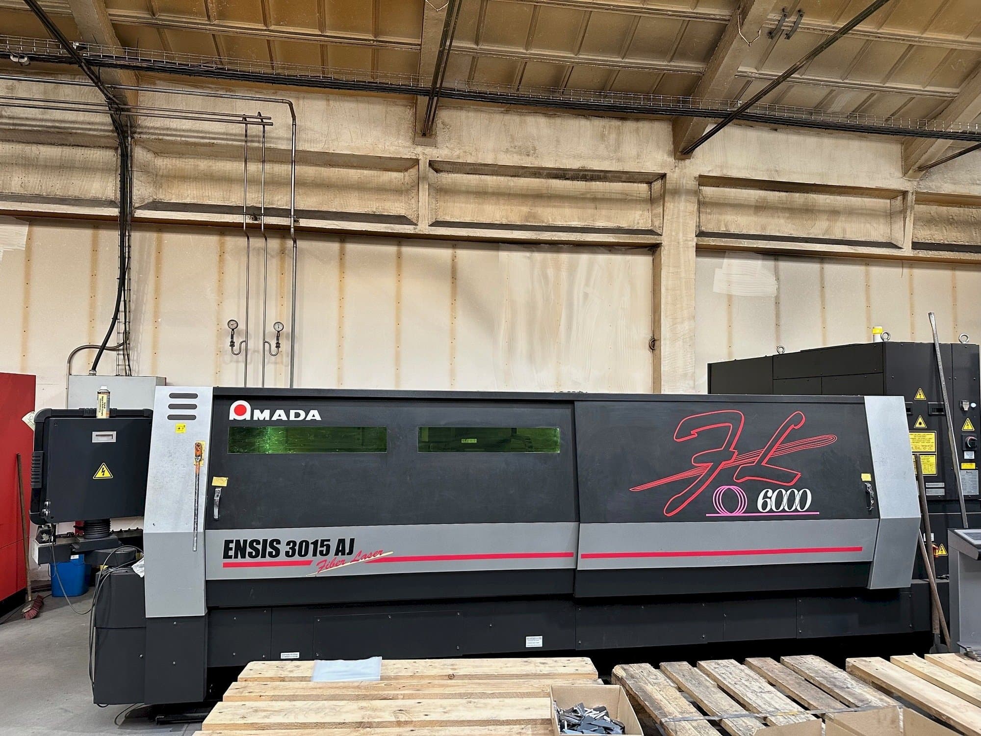 Koneen  AMADA ENSIS-3015 AJ etunäkymä
