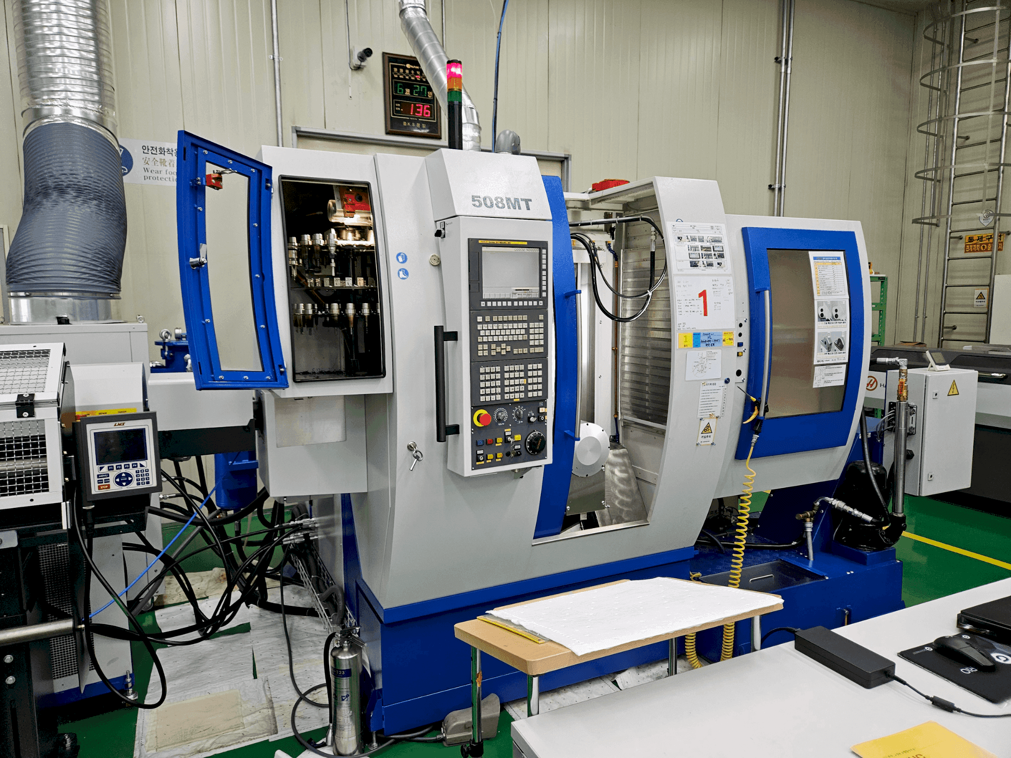 Koneen  WILLEMIN-MACODEL 508MT etunäkymä