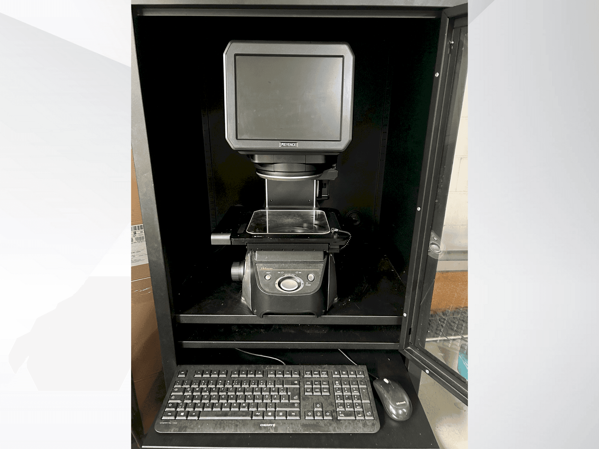 Koneen  KEYENCE IM 7020 etunäkymä