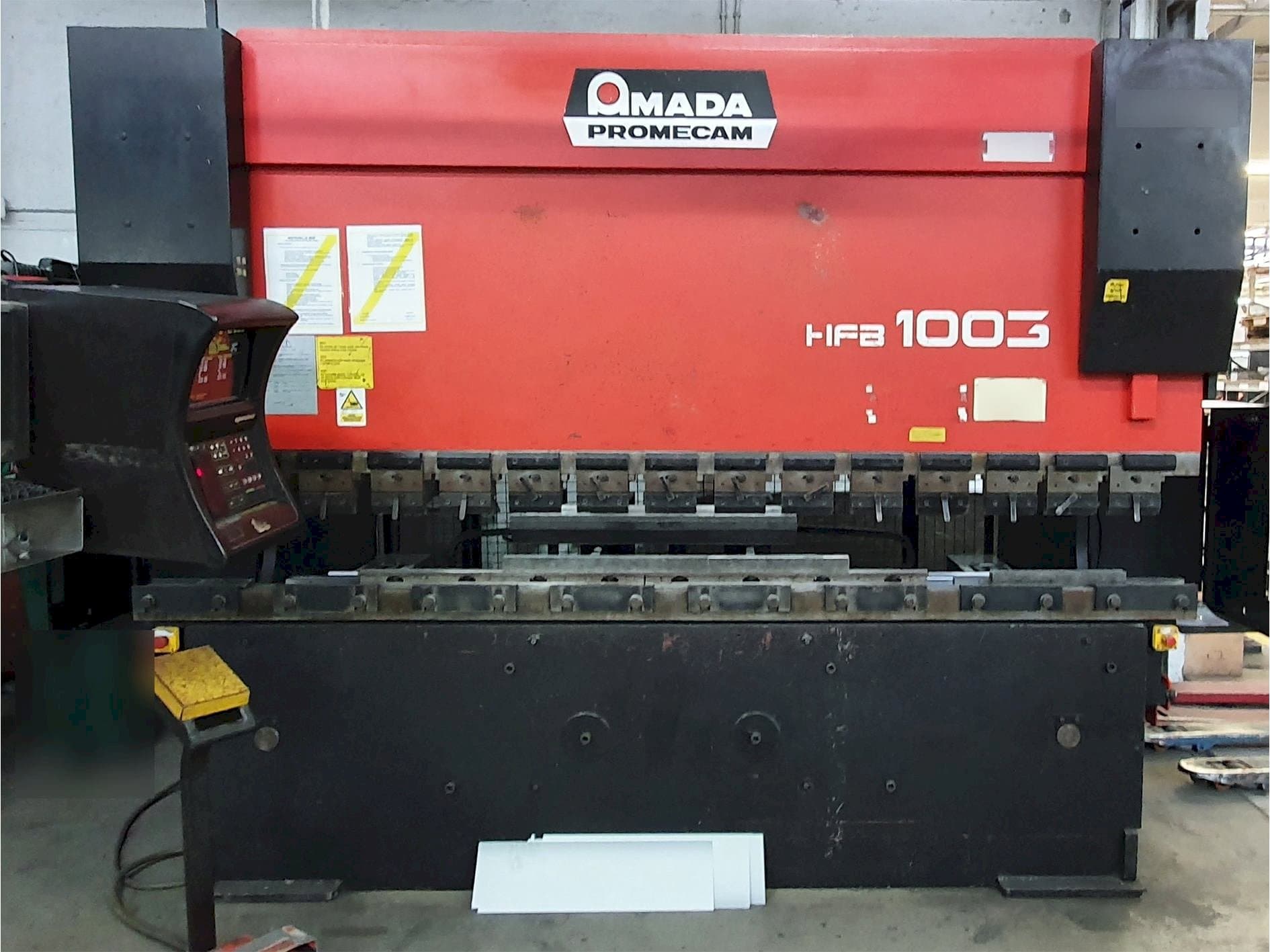Koneen  AMADA HFB 100.3 etunäkymä