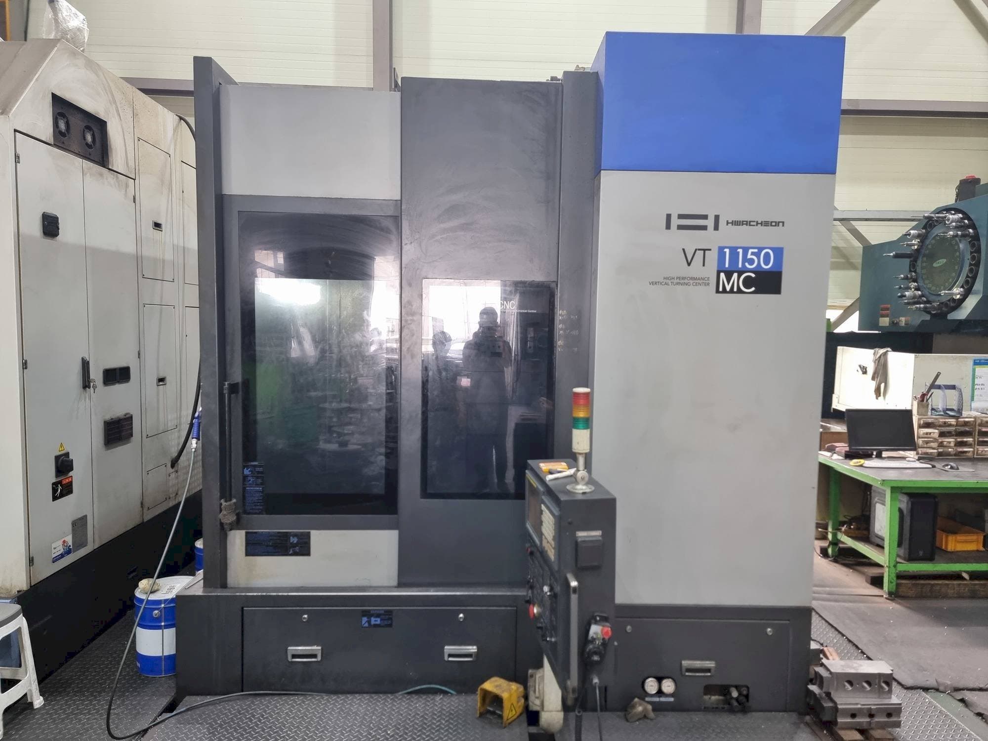 Koneen  HWACHEON VT1150MC etunäkymä