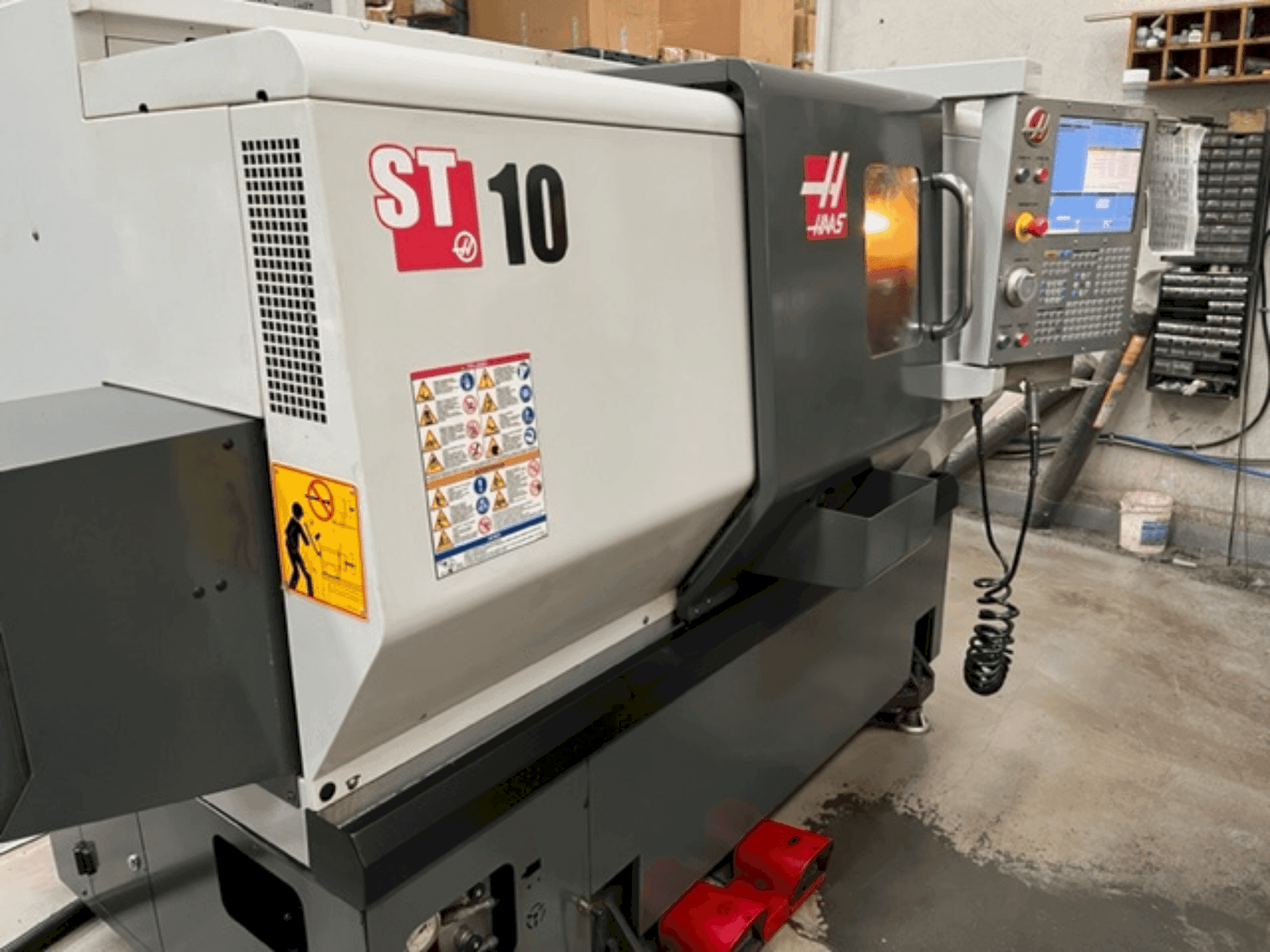 Koneen  HAAS ST 10 etunäkymä