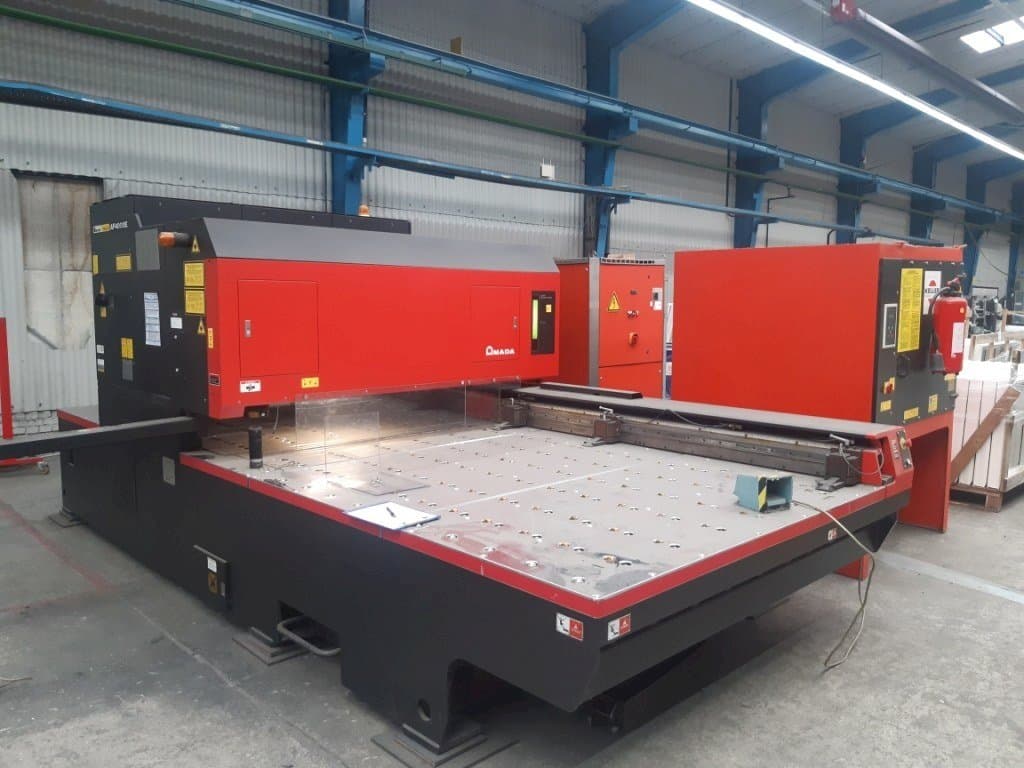 Koneen  AMADA LC 2415 Alpha III etunäkymä