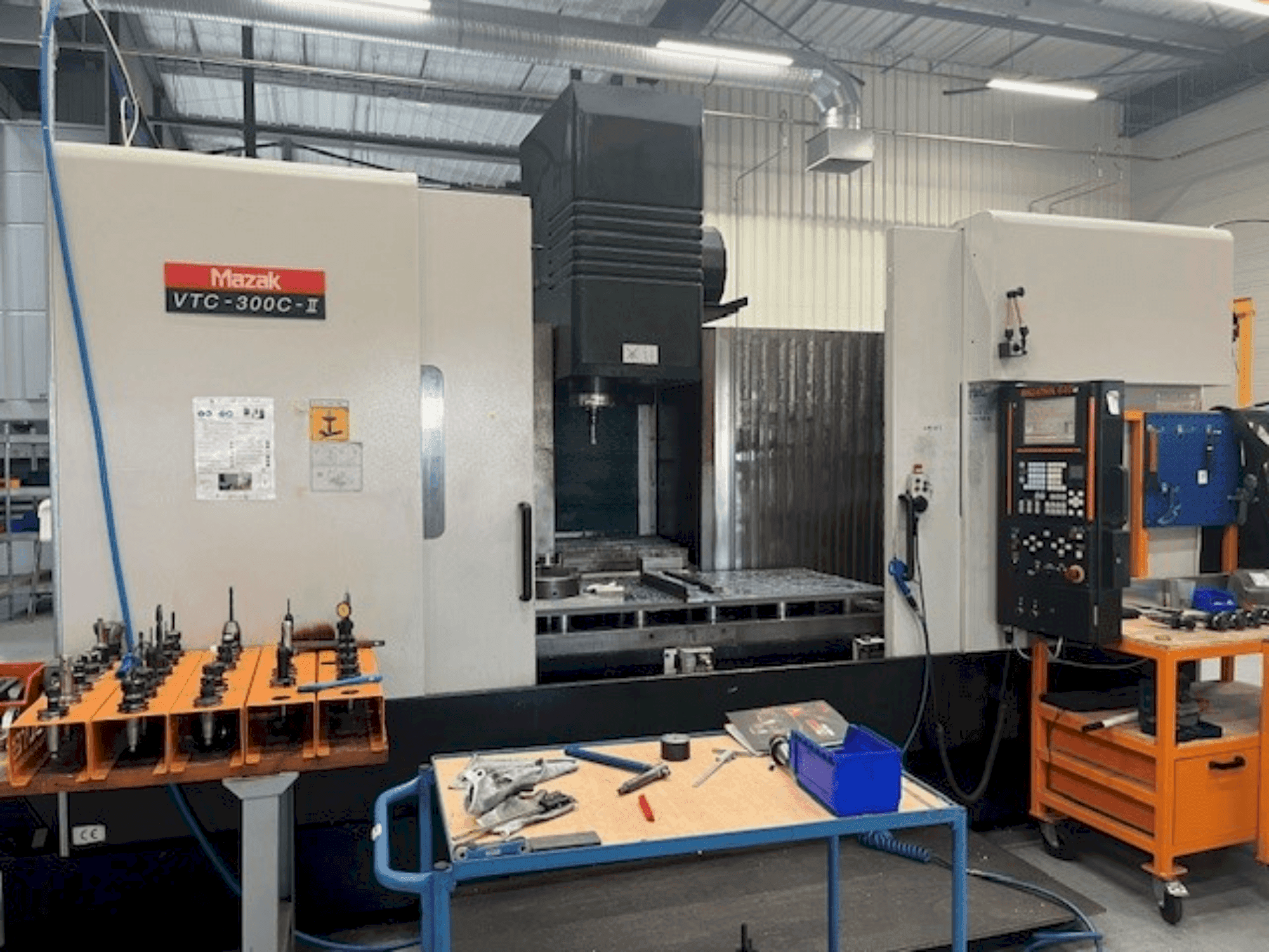 Koneen  Mazak VTC-300C-II etunäkymä