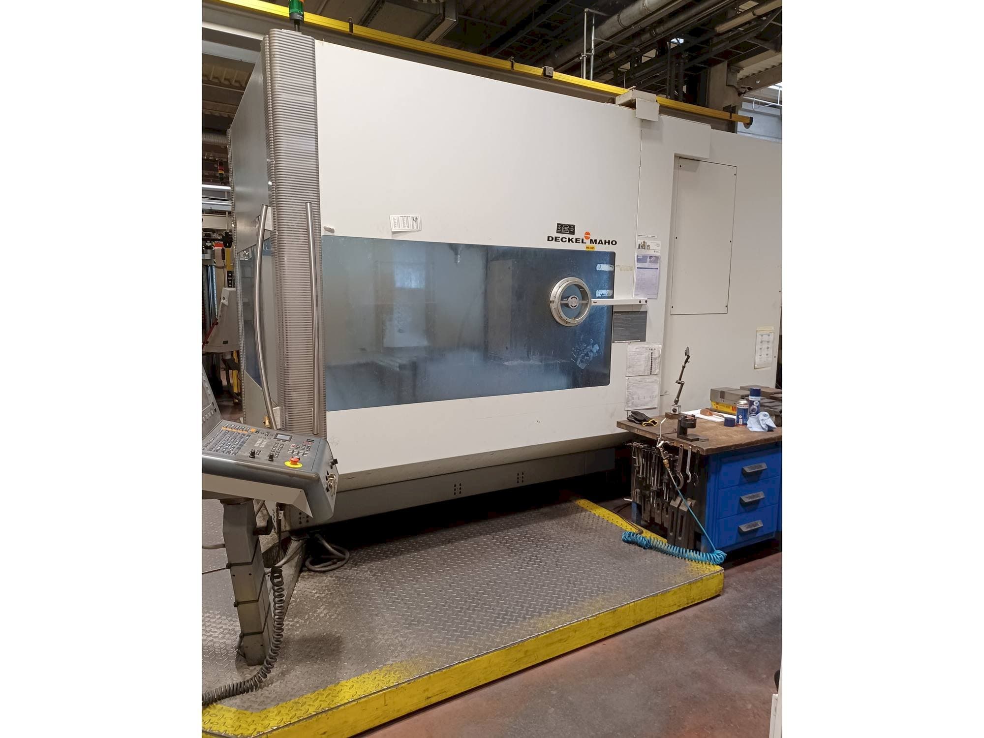 Koneen  DECKEL MAHO DMU 125 T hi-dyn etunäkymä