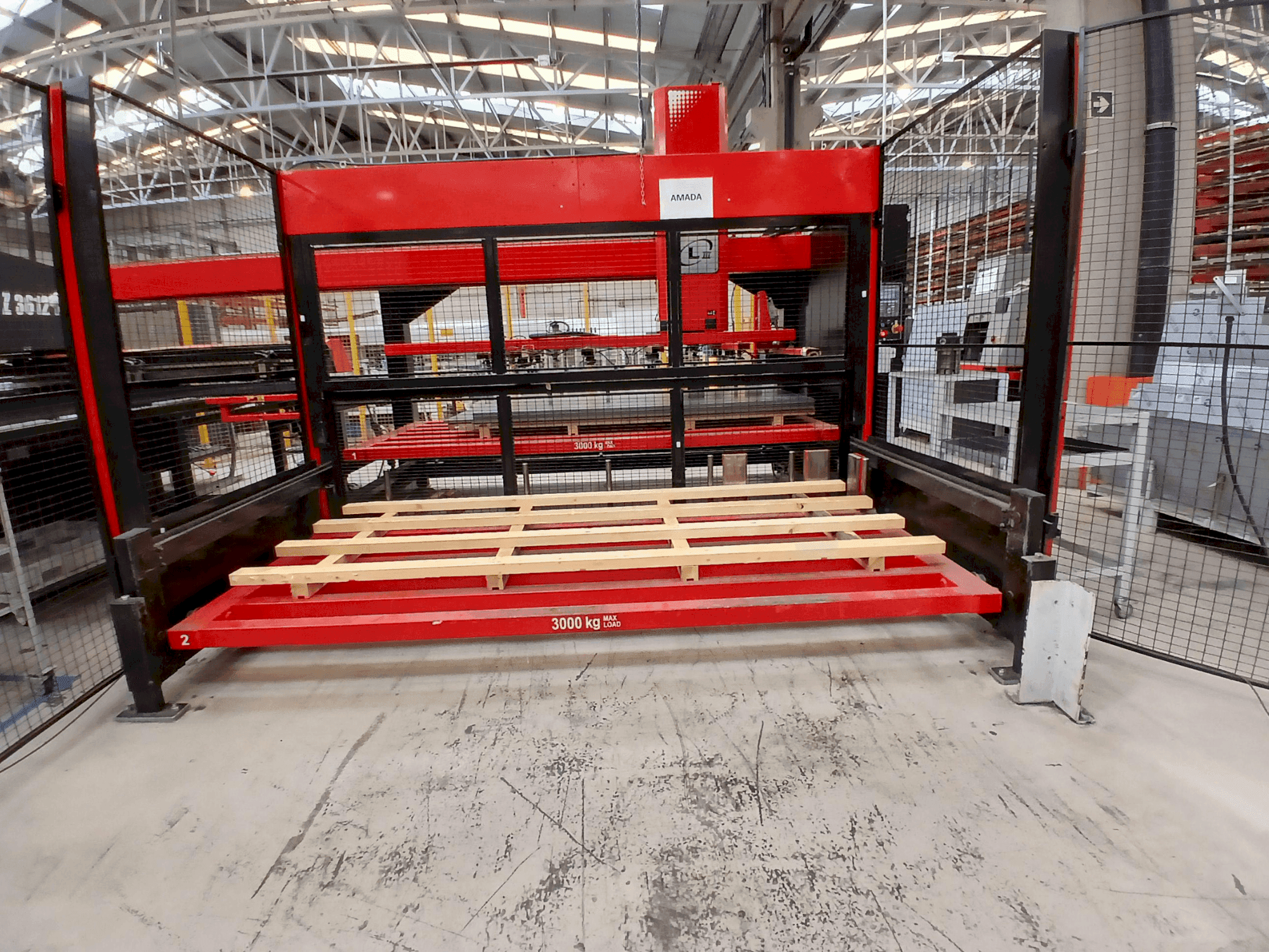 Koneen  AMADA EMZ3612M2 etunäkymä