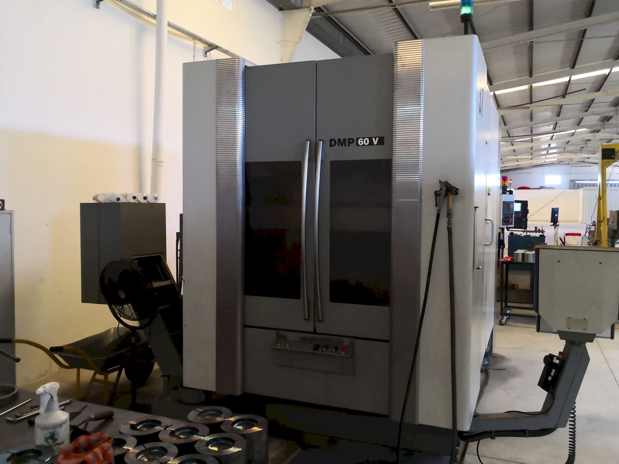 Koneen  DECKEL MAHO DMP 60V etunäkymä