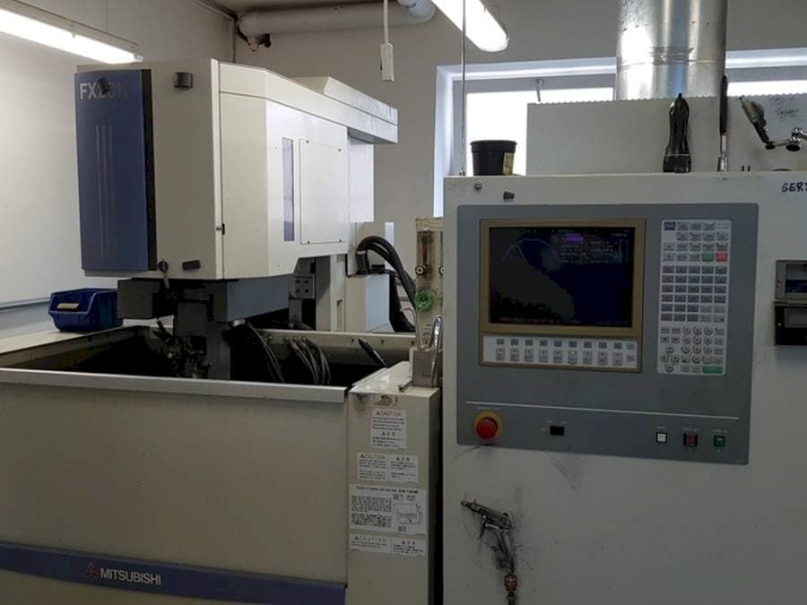 Koneen  Mitsubishi FX 20 etunäkymä