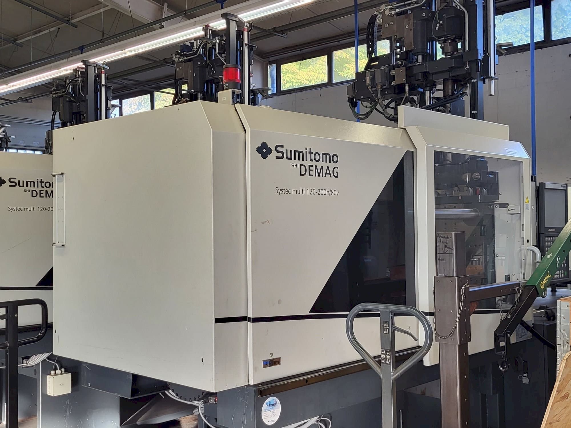 Koneen  Sumitomo SHI DEMAG Multi 120/470-200h/80V vasemman sivun näkymä