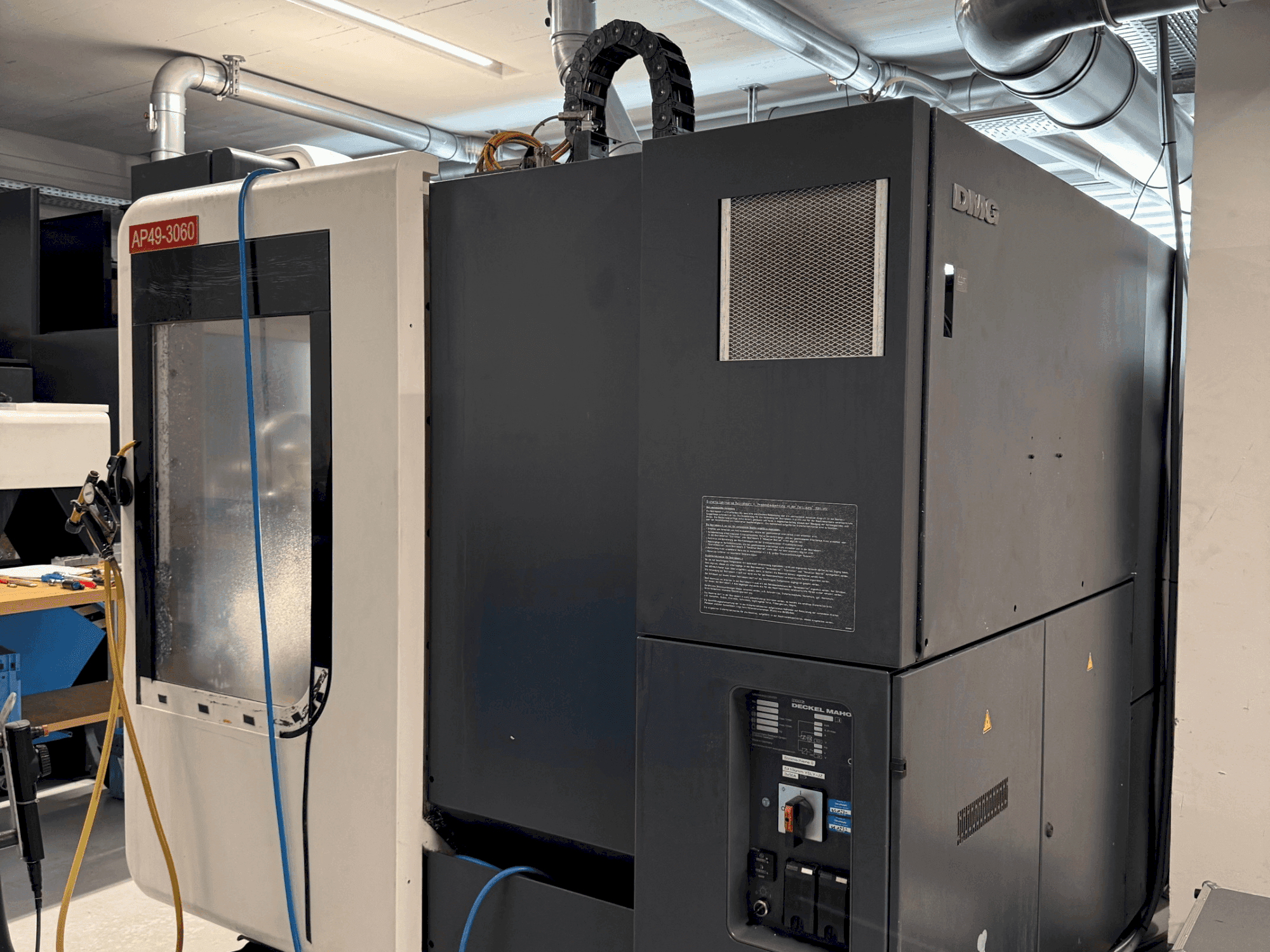 Koneen  DMG DECKEL MAHO DMU 70 Evolution linear etunäkymä