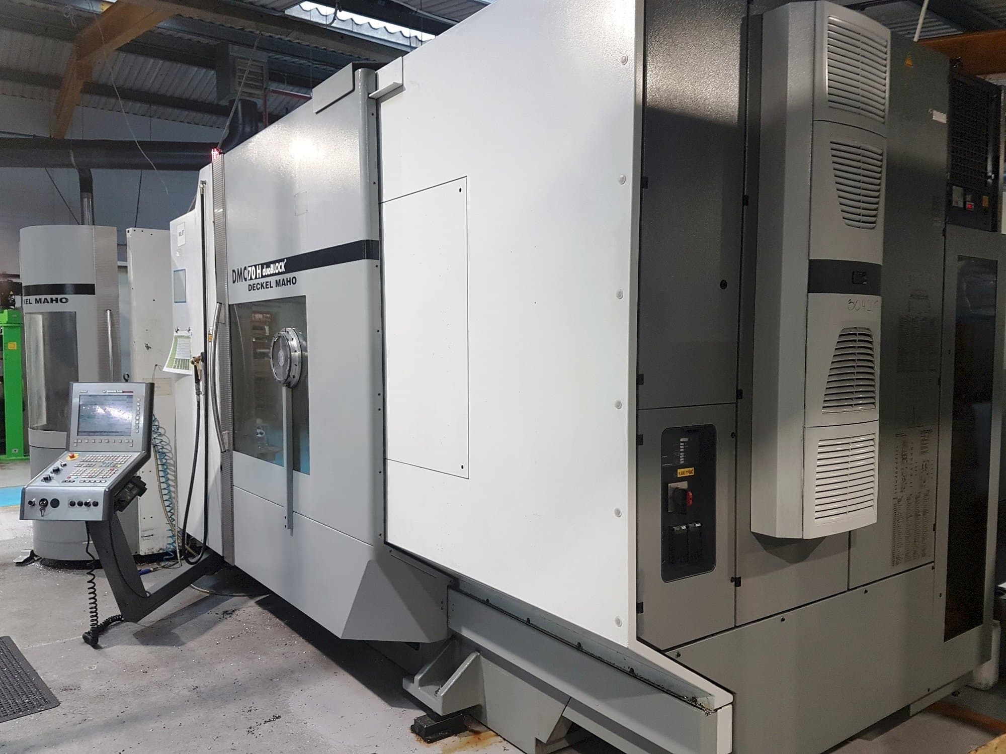 Koneen  DECKEL MAHO DMC 70 H duoBlock etunäkymä