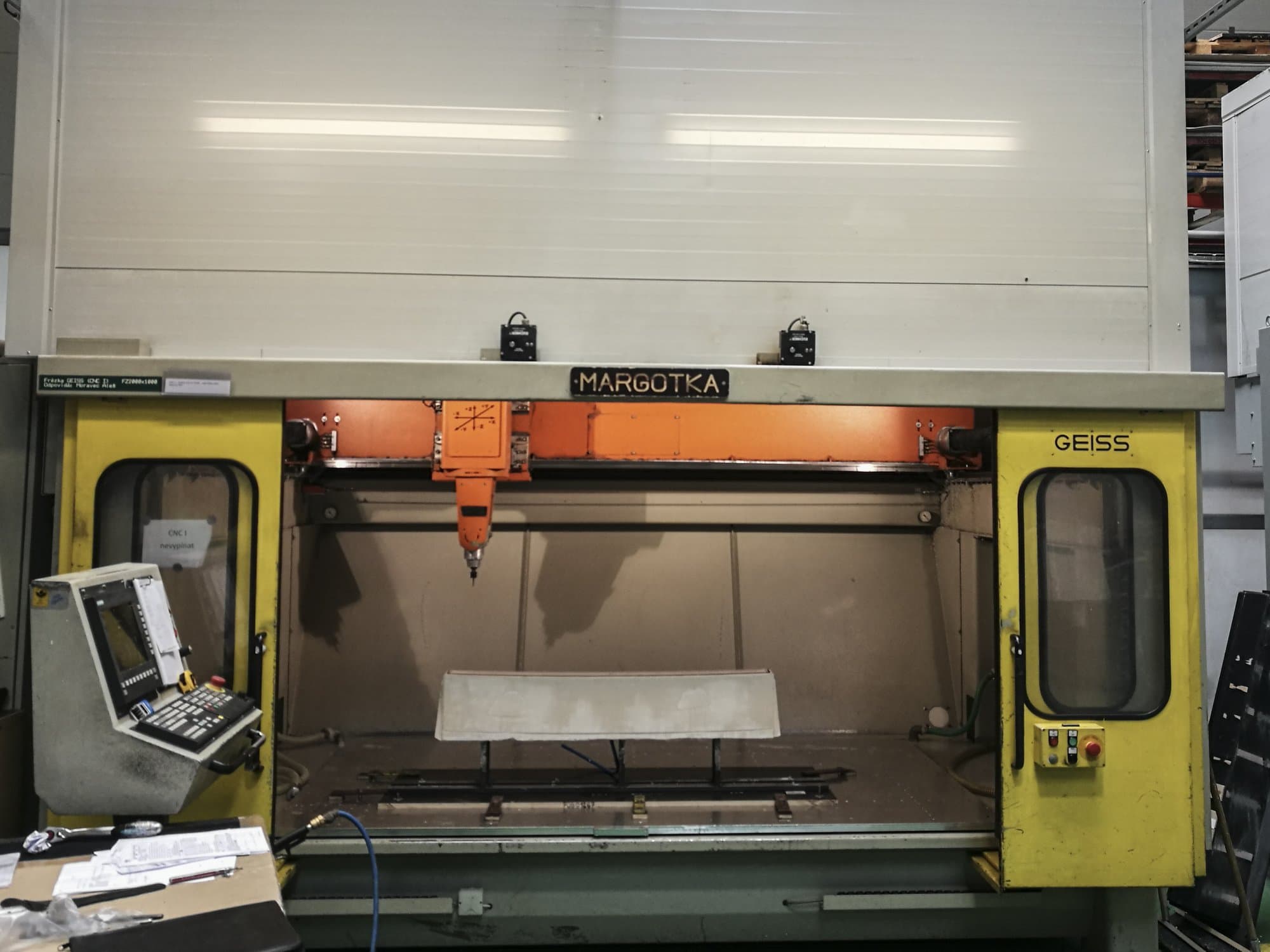 Koneen  GEISS etunäkymä FZ 2000x1000