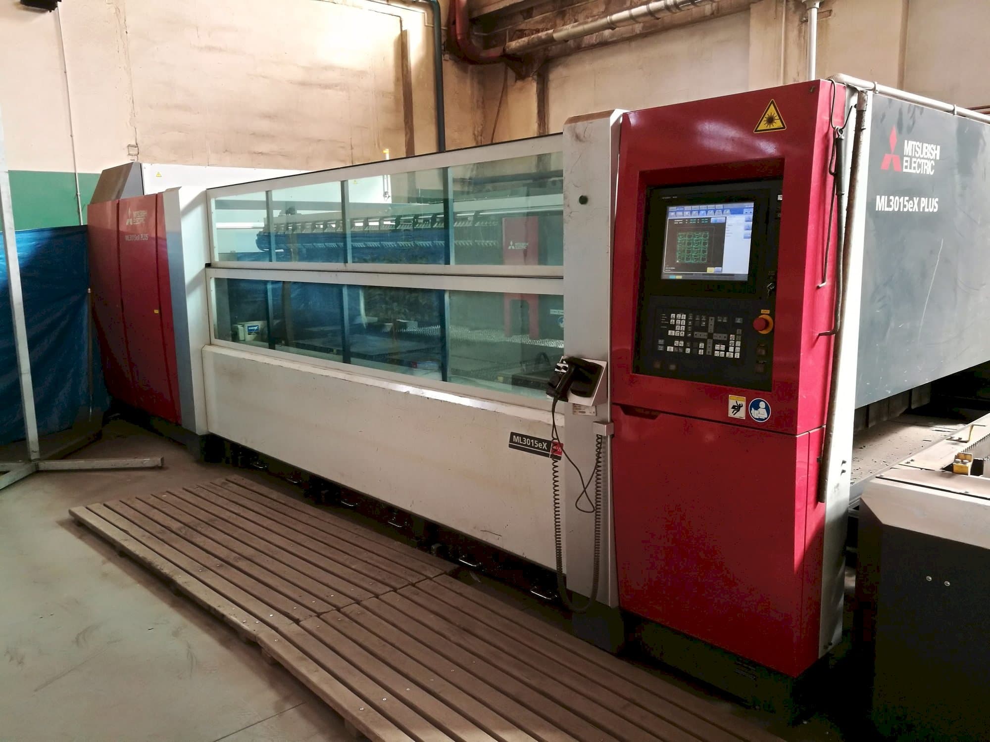 Koneen  Mitsubishi ML3015eX(S2)-45CF-R etunäkymä