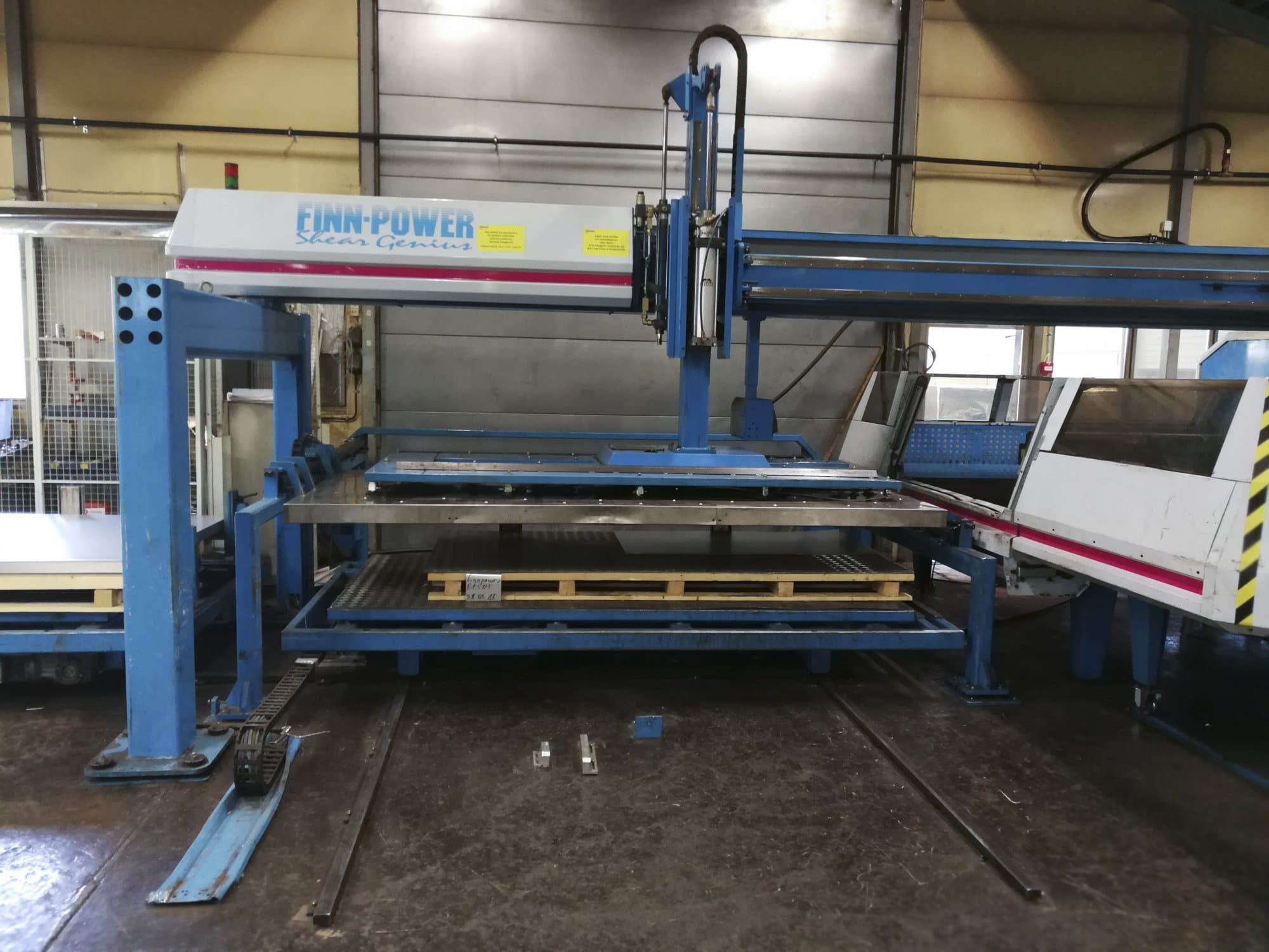 Koneen  1 Finn-Power etunäkymä TRS 6 SBU