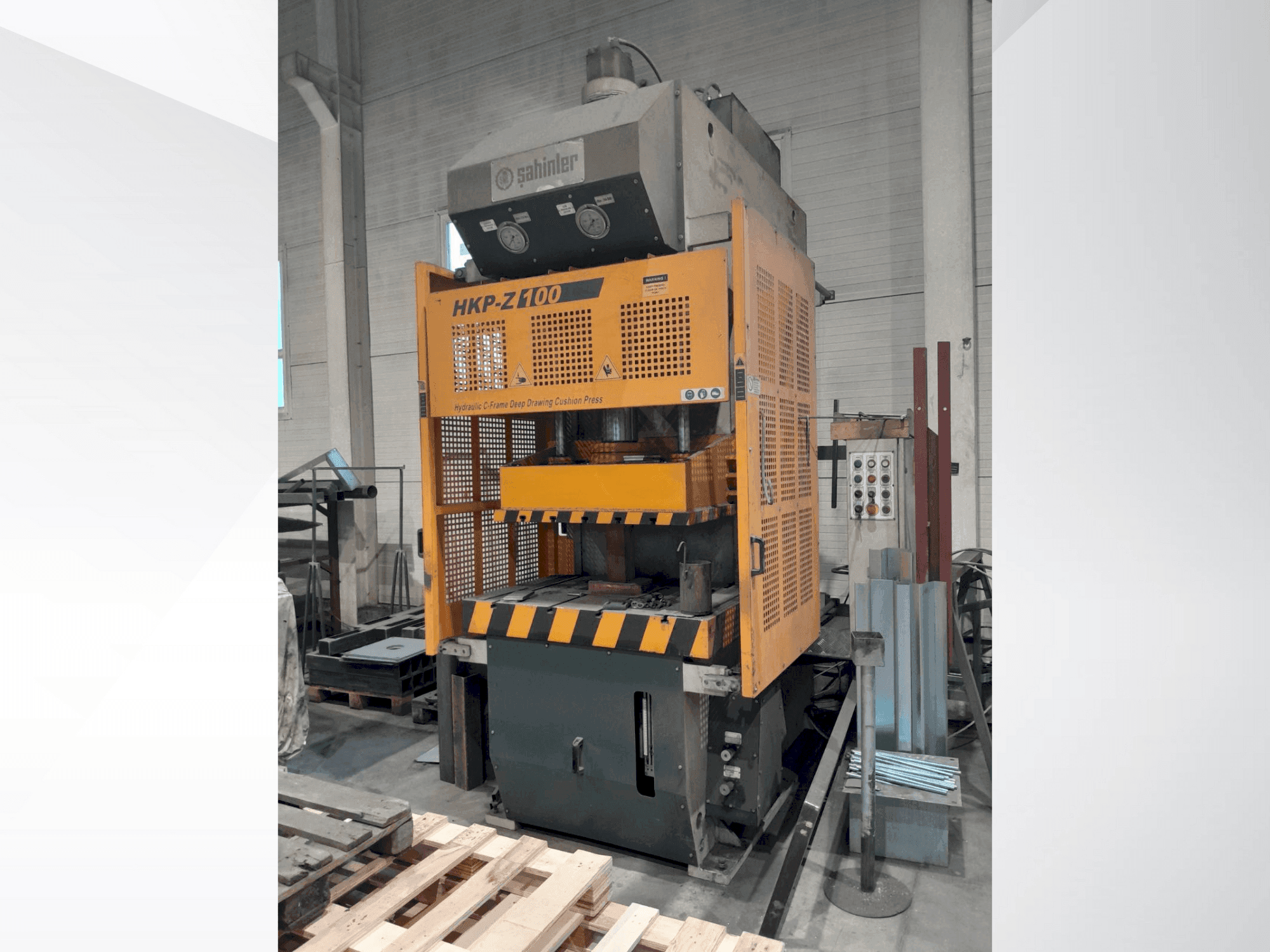 Koneen  Sahinler HKP-Z 100 etunäkymä