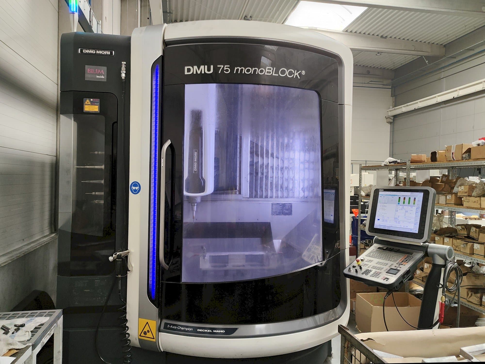 Koneen  DMG MORI DMU 75 monoBLOCK etunäkymä