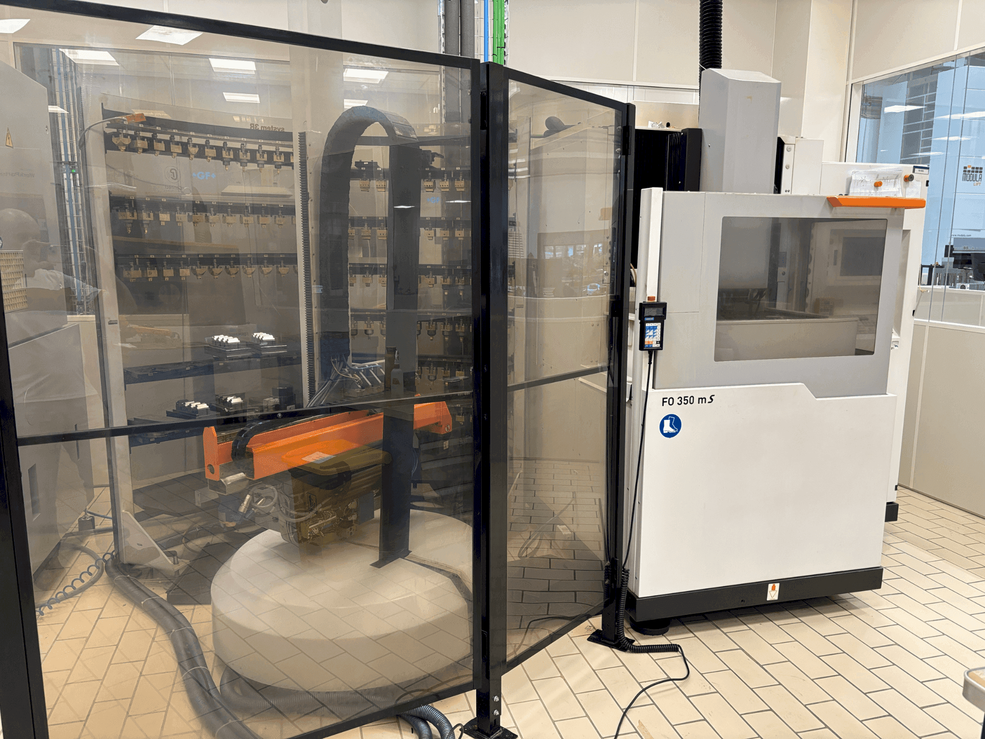 Koneen  CHARMILLES ROBOFORM 350 etunäkymä