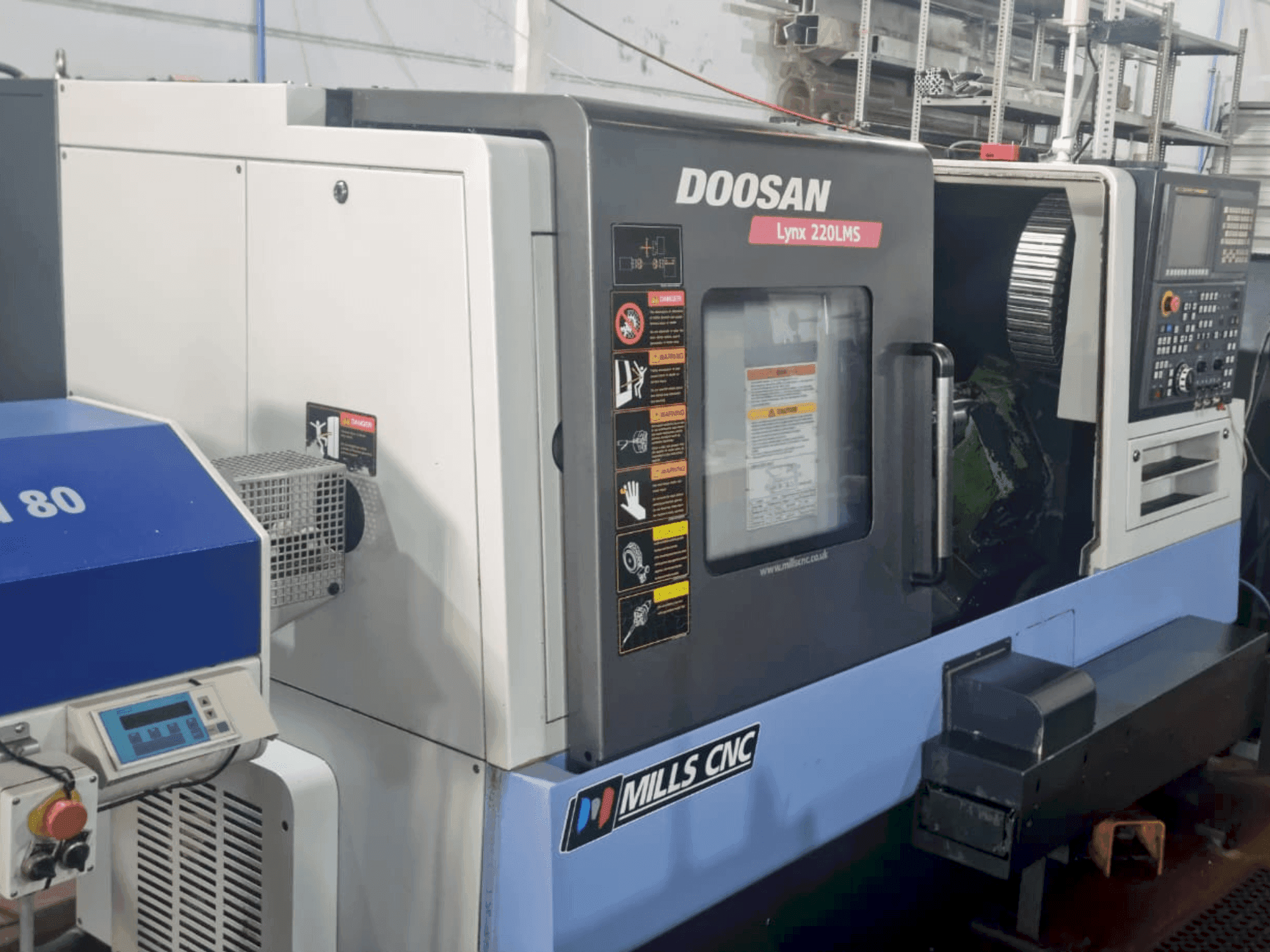 Koneen  DOOSAN Lynx 220 LMSA etunäkymä