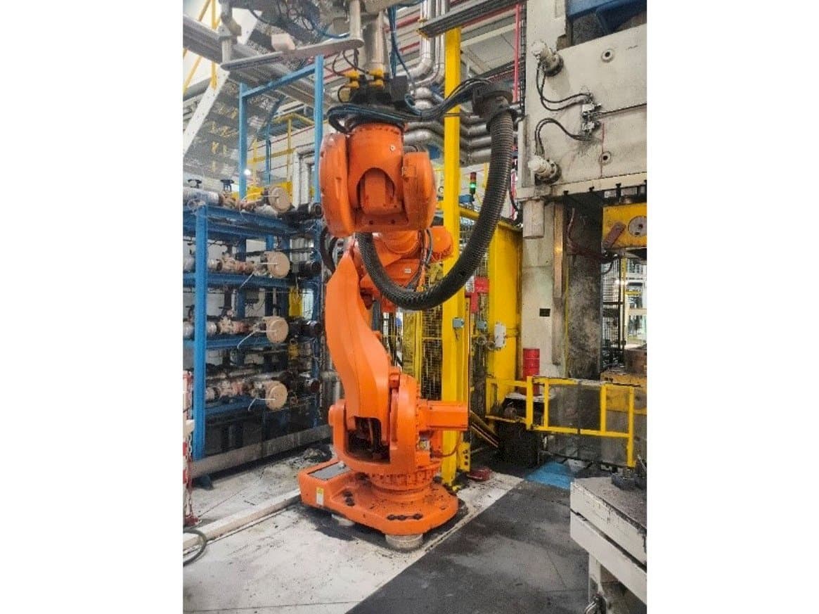 Koneen  ABB IRC5 M2004 etunäkymä